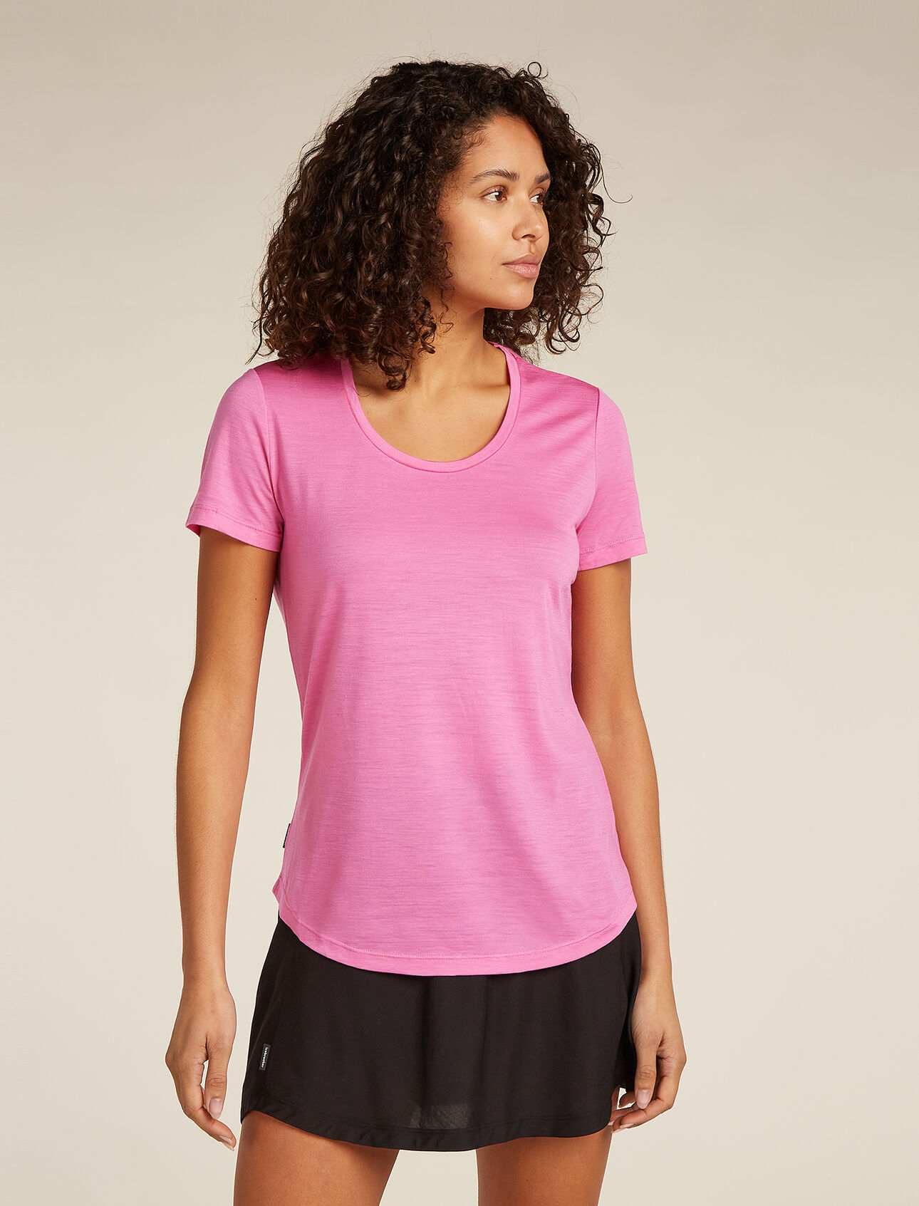 Womens Merino Blend 125 Cool-Lite™ Sphere Short Sleeve Scoop T-Shirt Soft, comfortable and versatile for a wide variety of active pursuits, the Merino 125 Cool-Lite™ Sphere III Long Sleeve Tee features our lightweight Cool-Lite™ merino jersey with a flattering scooped neckline.