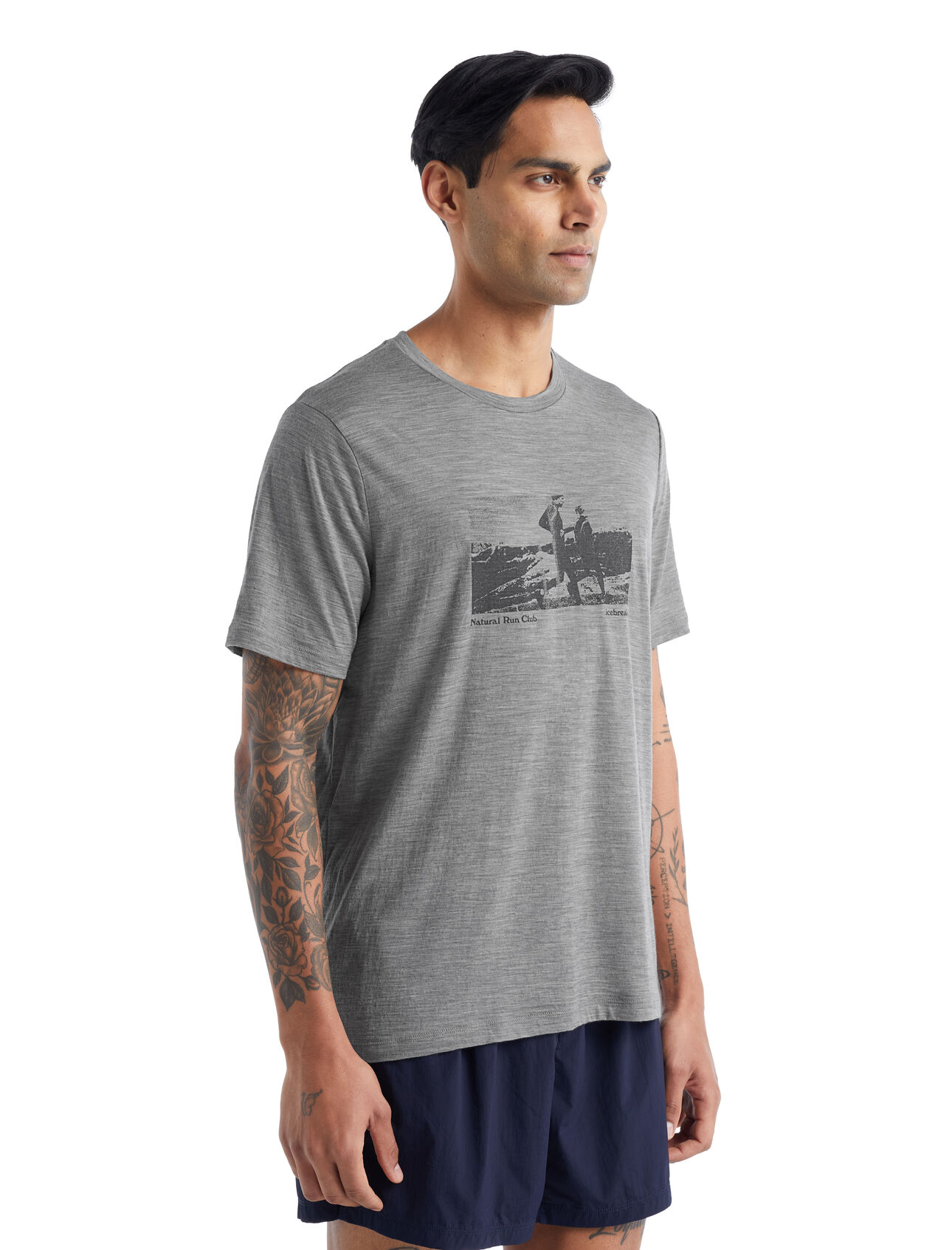 Pánské Merino tričko s krátkým rukávem Tech Lite II Natural Run Club Naše univerzální technické tričko s krátkým rukávem Tech Lite II Natural Run Club je vyrobeno ze 100% merino vlny. Poskytuje dokonale přírodní výkon a zaručuje pohodlí, prodyšnost a přirozenou odolnost vůči zápachu – pro všechna dobrodružství, na která si jen vzpomenete. Originální potisk vzdává hold nejlepším trekům na světě.