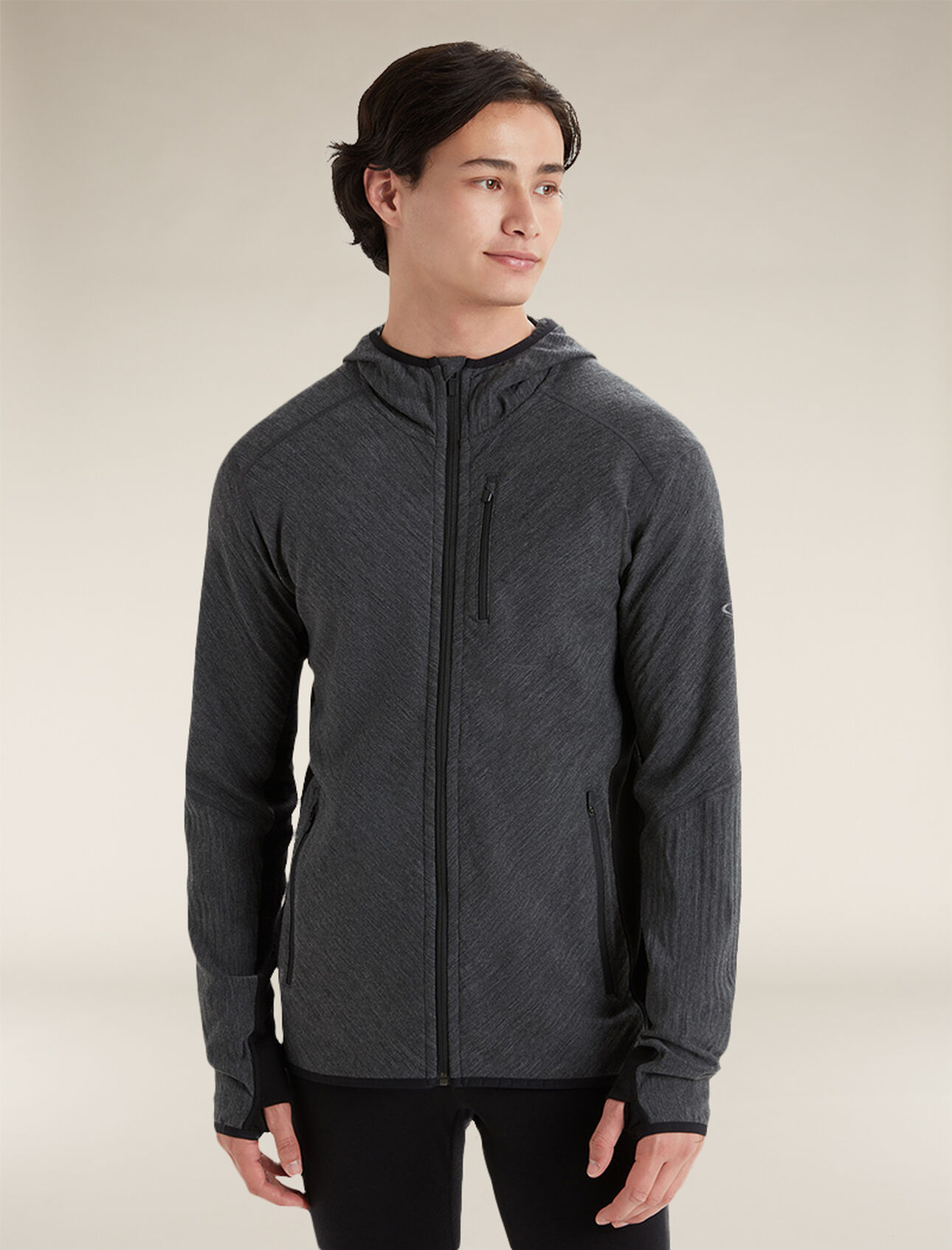 Haut à capuche, glissière et manches longues Descender en mélange de mérinos Hommes Couche intermédiaire technique conçue pour les journées froides et actives en plein air, la veste zippée à capuche manches longues Descender est composée de notre polaire RealFleece™ douce en mélange de laine mérinos.