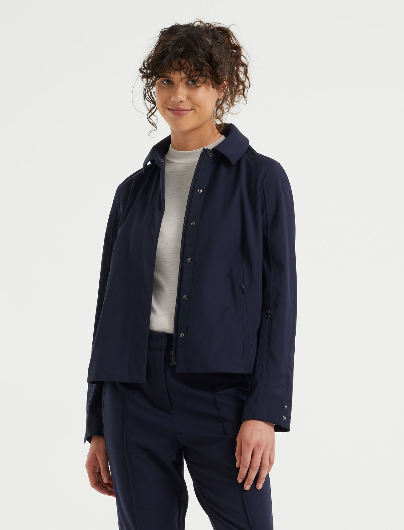 Womens Merino Hooded Jacket A lightweight woven jacket made with a 100% merino wool outer and lined withour breathable Cool-Lite™jersey fabric, the Merino Hooded Jacket is a timeless design made for city excursions.