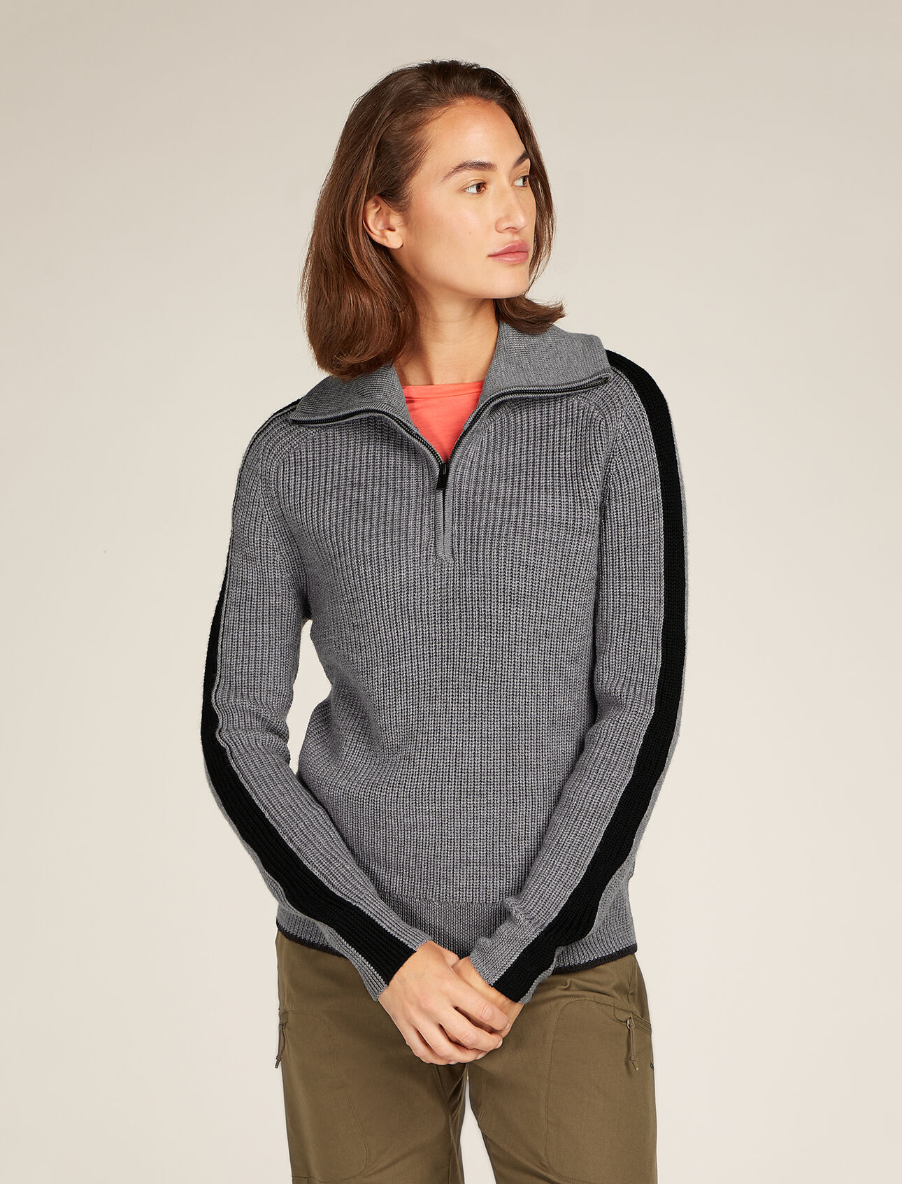 Pull-over demi-zip manches longues mérinos Lodge Femme Inspiré de notre indémodable pull-over demi-zip en mérinos, le pull-over demi-zip manches longues Lodge a été repensé pour intégrer une maille large qui vous offre chaleur et élégance sur les pistes. Cette pièce est le point culminant dun dressing hivernal parfait. 