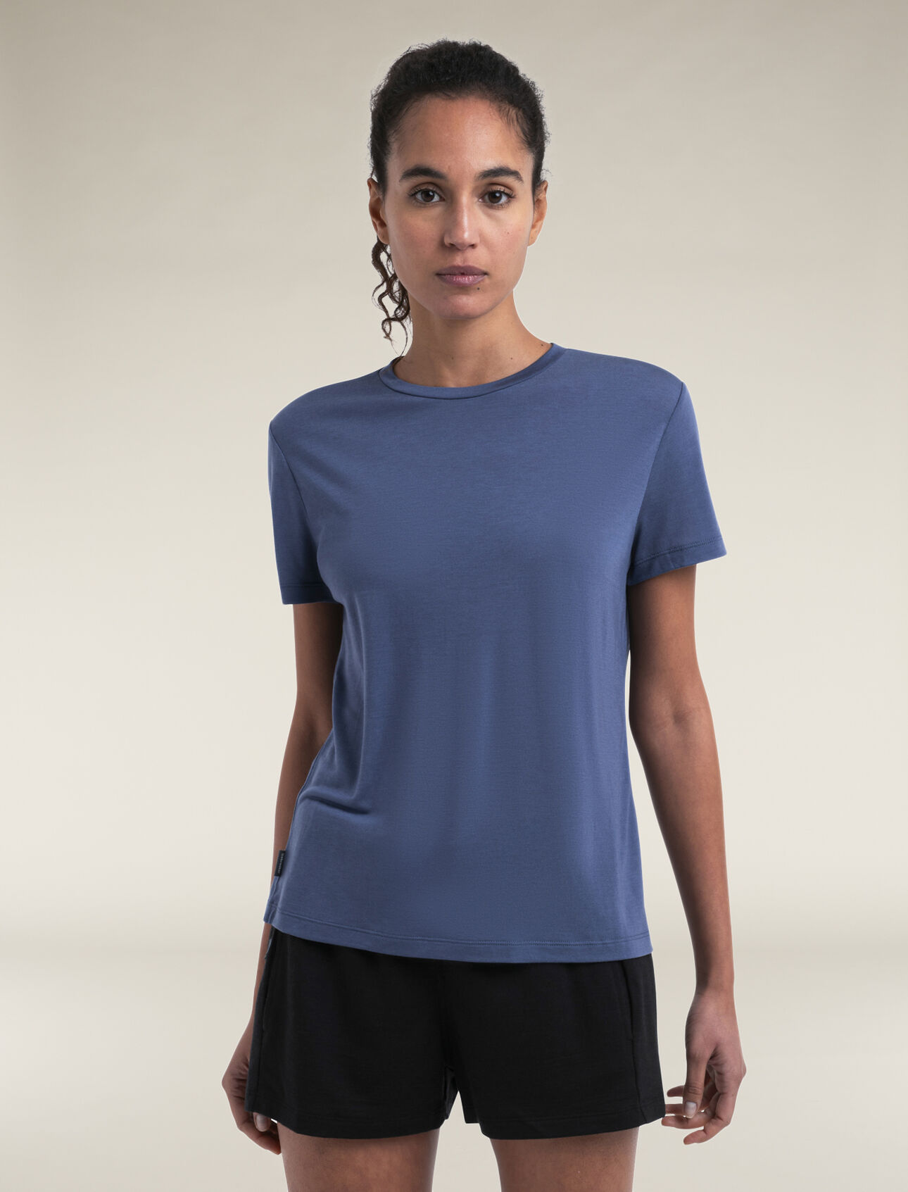 Merino Blend Core T-Shirt Damen Ein schlank geschnittenes T-Shirt mit klassischem Design, hergestellt aus einer nachhaltigen Mischung aus TENCEL™ und natürlicher Merinowolle, das Merino Core T-Shirt bietet optimale Atmungsaktivität, Komfort und Geruchshemmung für alltägliche Abenteuer. 