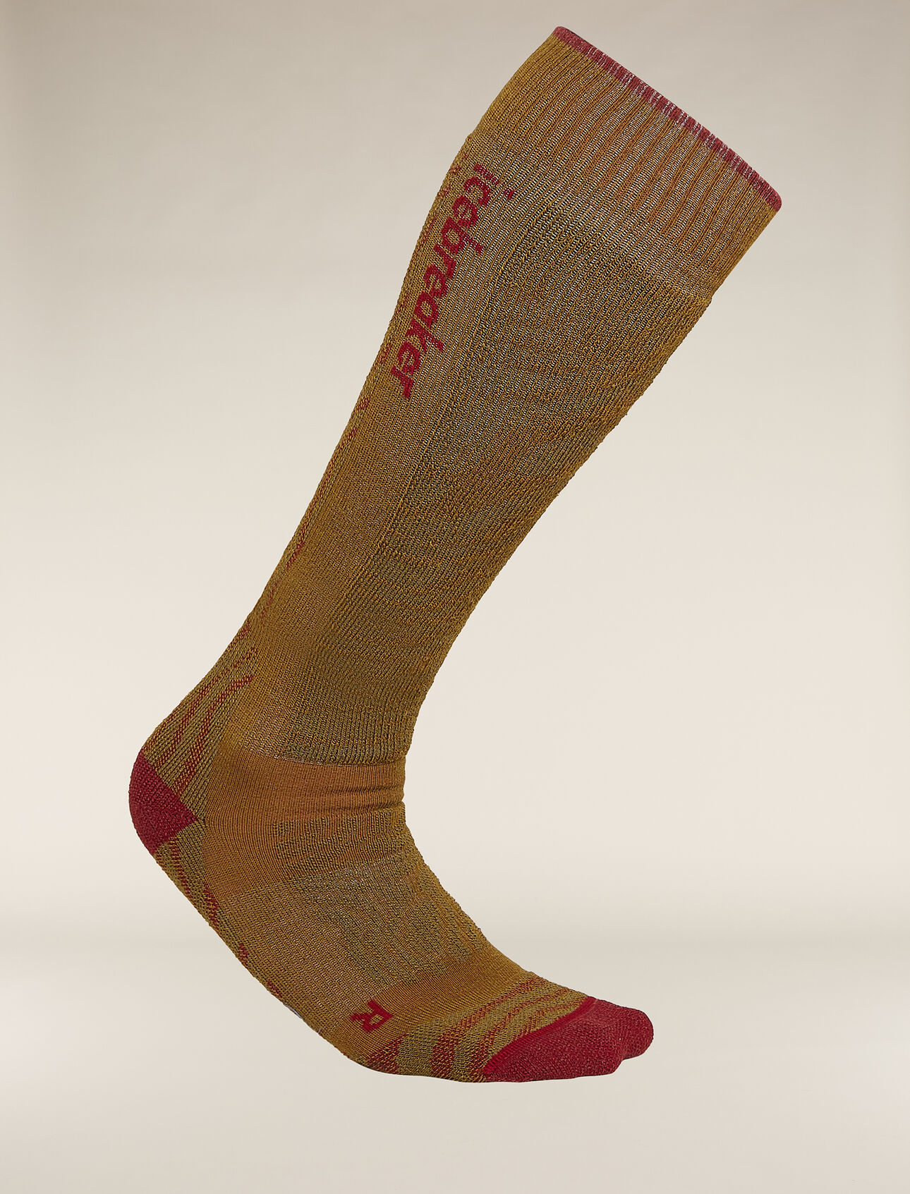 Pánské Ponožky z merino směsi Ski+ Medium Over The Calf Mountain Contour Plně polstrované lyžařské ponožky z merino směsi Ski+ Medium Over the Calf Mountain Contour jsou vyrobeny z odolné a prodyšné směsi merino vlny – jsou ideální na lyžování na sjezdovce i ve volném terénu. Celoplošný potisk čerpá inspiraci ze složitých vzorů horských vrstevnic.