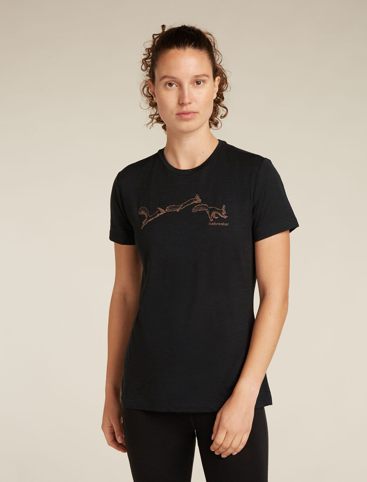 Merino 150 Tech Lite Kurzarm T-Shirt Airbourne Squirrel Damen Our most versatile tech tee that provides comfort, breathability and odour-resistance for four seasons worth of adventure, the Merino 150 Tech Lite Short Sleeve Tee Airbourne Squirrel features 100% merino wool fabric for all-natural performance. The tees original graphic artwork explores the take-off and landing of the adventurous glider squirrel. 