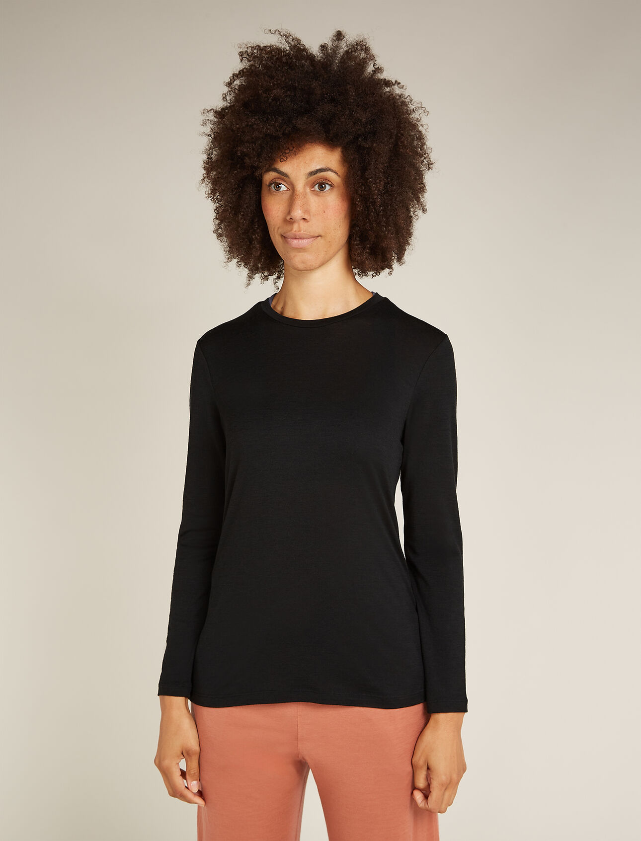 T-shirt manches longues mérinos 150 Tech Lite Femme Haut technique polyvalent procurant confort, respirabilité et résistance aux odeurs pour toutes vos aventures, le t-shirt manches longues mérinos 150 Tech Lite est composé de laine mérinos pour une performance naturelle. 