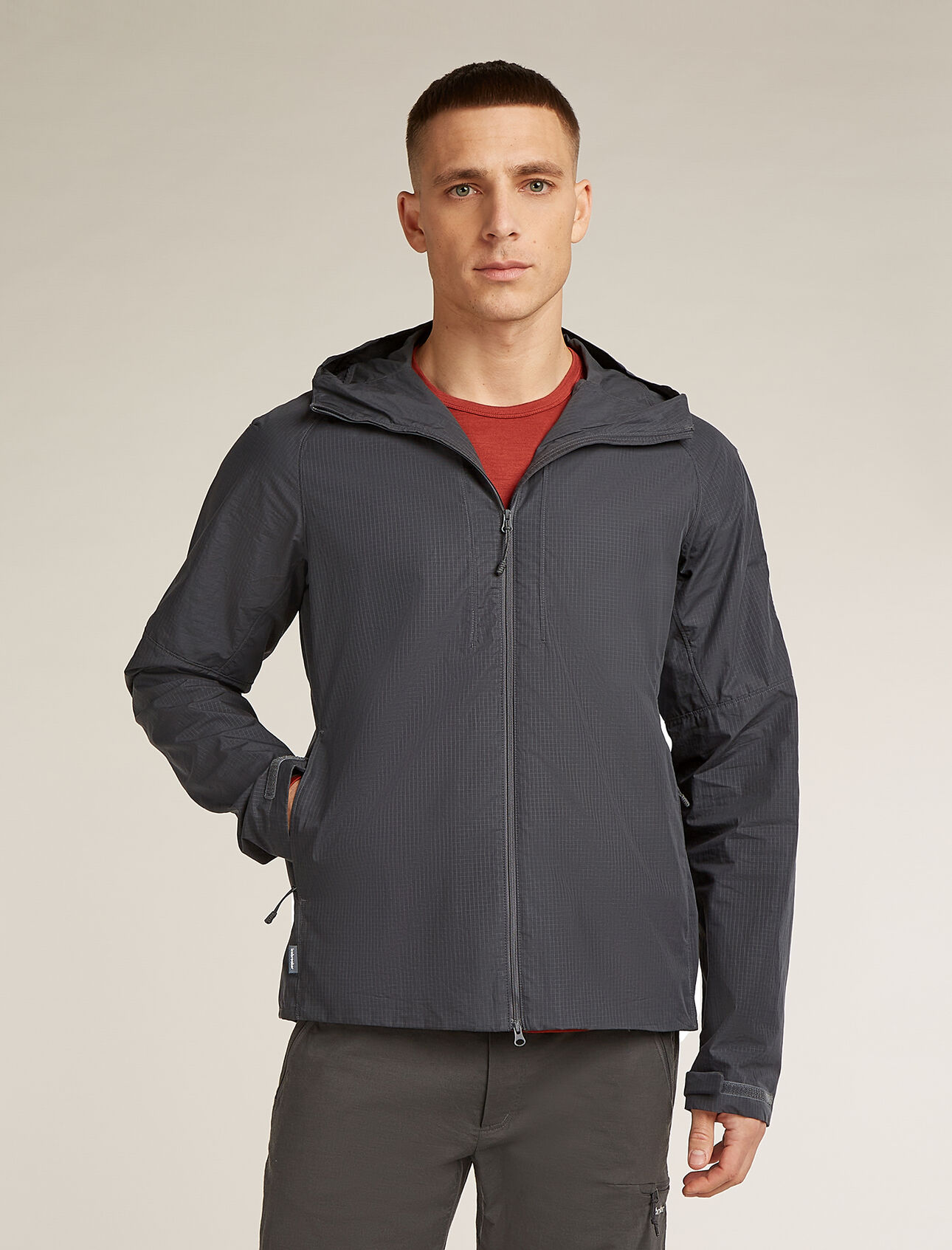 Shell+™ Baumwolle Elevation Windbreaker Jacke Herren Providing a natural alternative to synthetic technical layers, the Shell+ Cotton Elevation Windbreaker Jacket protects against wind and light precipitation thanks to its 100% organically grown cotton shell with a non-PFC DWR finish. 
