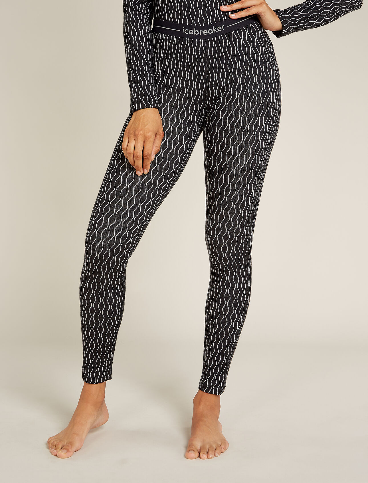 Merino 260 Vertex Thermal Leggings On-Piste Femme Couche de base incroyablement chaude et composée d’un jacquard unique 100 % laine mérinos, le legging mérinos 260 Vertex On-Piste est un incontournable de l’hiver, idéal pour la superposition lors de vos activités extérieures, telles que le ski ou les randonnées en raquettes. Son motif de lignes simples s’inspire des courbes délicates que lon trace sur la neige en skiant dans les montagnes. 