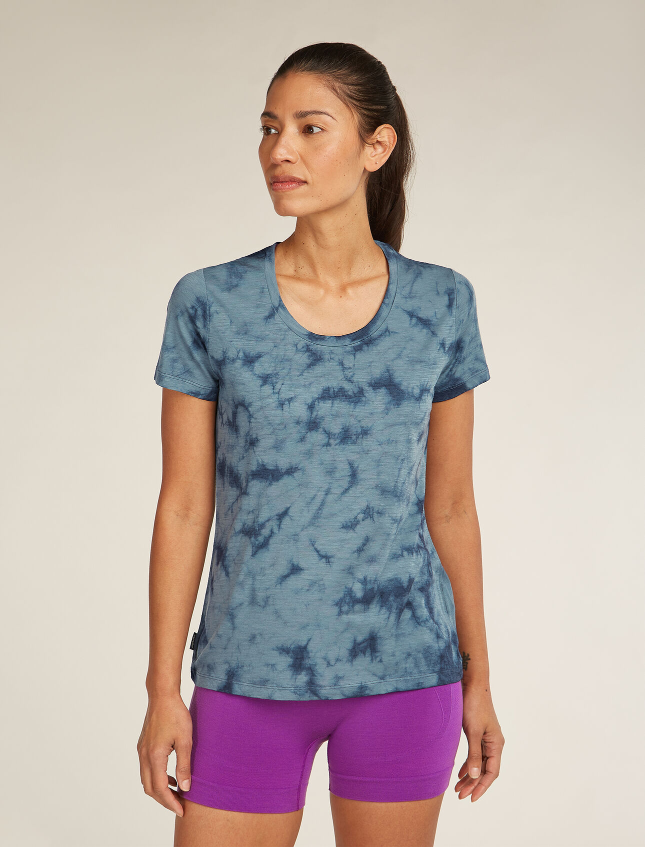 Womens Merino 150 Tech Lite Short Sleeve Scoop T-Shirt Tee Cloud Dye Our most versatile tech tee that provides comfort, breathability and odour-resistance for four seasons worth of adventure, the Merino 150 Tech Lite Short Sleeve Scoop Tee Cloud Dye features 100% merino wool fabric for all-natural performance with a flattering scoop-neck silhouette. The all-over pattern draws inspiration from the earthy tonal patterns found in nature.