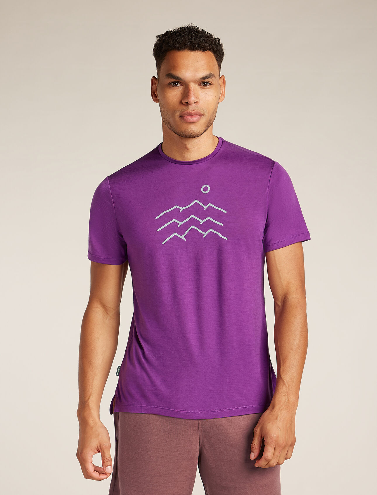 Mens Merino Blend 125 Cool-Lite™ Sphere Short Sleeve T-Shirt Across the Peaks Soft, comfortable and versatile for a wide variety of active pursuits, the Merino Blend 125 Cool-Lite™ Sphere Short Sleeve Tee Across the Peaks features our lightweight Cool-Lite™ merino jersey. The original artwork by Kinsey Hotchkiss draws inspiration from the Three Peaks Trail in Boulder, Colorado. 