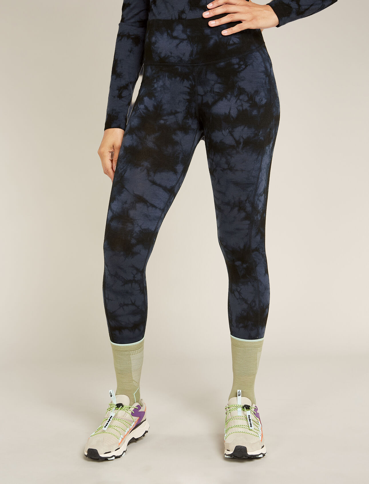 Womens Merino 260 Fastray 25 High Rise Tights Cloud Dye Functional, form-fitting bottoms for active performance on or off the trail, the Merino 260 Fastray 25" High Rise Tights Cloud Dye feature a stretchy merino wool blend with an updated high waist for added coverage and comfort. The all-over print draws inspiration from the earthy tonal patterns of natural light and shade.