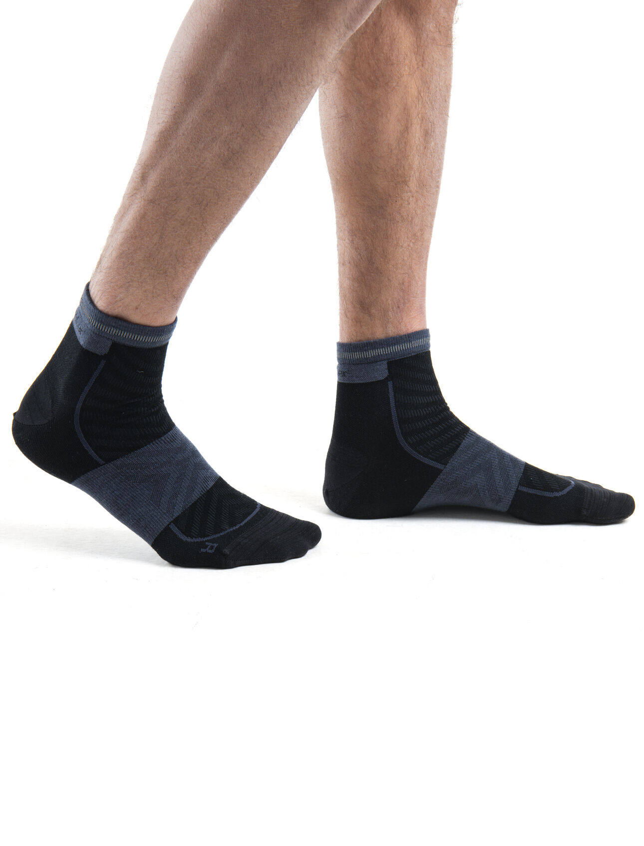 Mens Merino Blend Run+ Ultralight Mini Socks Thin, ultralight running socks made with a technical merino wool blend and low-cut height, the Merino Run+ Ultralight Mini is perfect for runs of any length. A reflective stripe on the back helps keep you visible in low-light conditions.