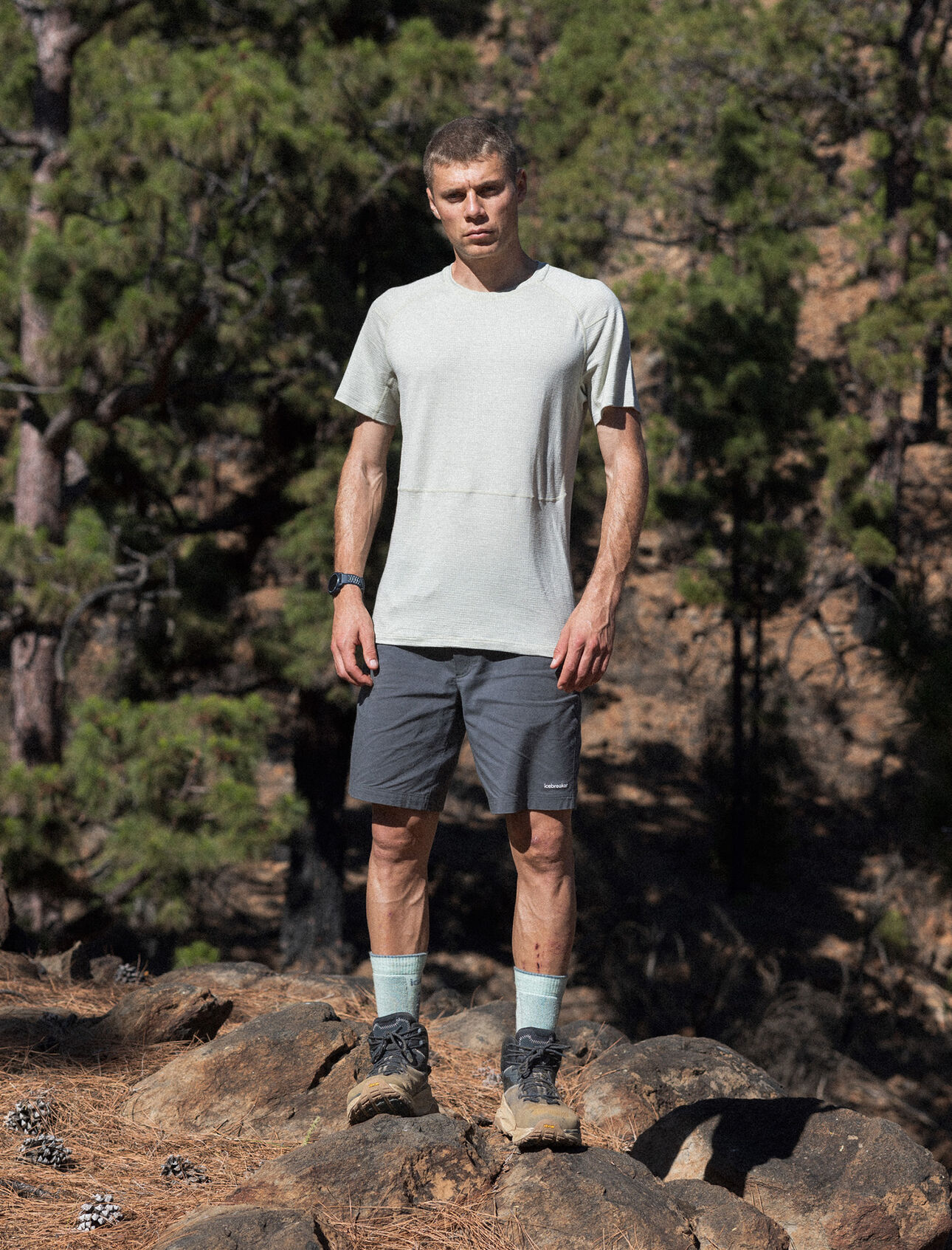 Mens Merino 200 Waffle Elevation Short Sleeve T-Shirt A technical, quick-drying base layer tee, the Merino 200 Waffle Elevation Short Sleeve Tee provides modern style and performance on or off the trail. The naturally odour-resistant, 100% merino fabric features a unique waffle structure with raglan sleeves and underarm gussets for ample mobility.