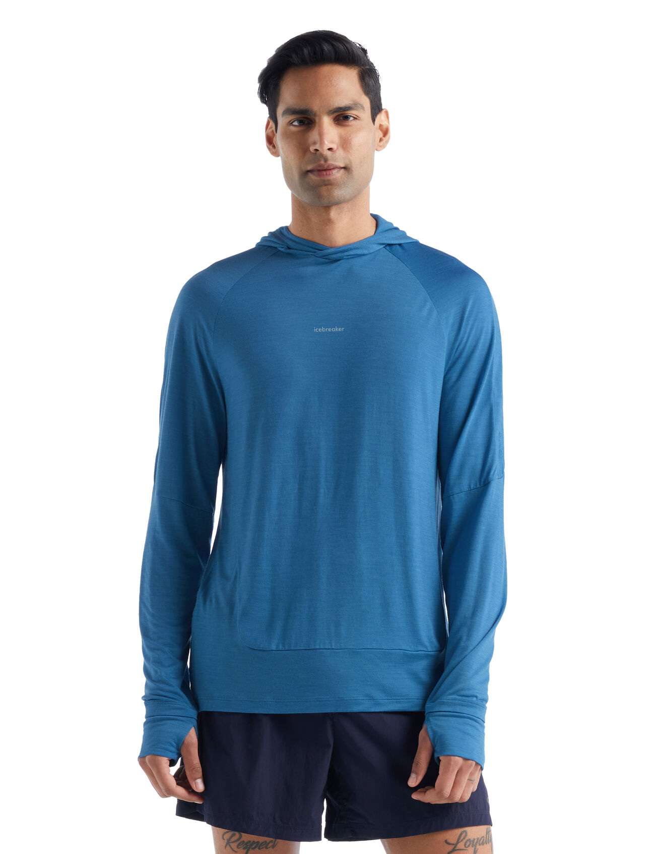 Top a maniche lunghe con cappuccio in misto di lana merino 125 Cool-Lite™ Sphere Uomo Maglia tecnica con cappuccio, leggera e traspirante, ideata per i giorni di attività aerobica all’aperto, la maglia con cappuccio Cool-Lite™ è realizzata in assorbente jersey di lana merino Cool-Lite™ icebreaker.