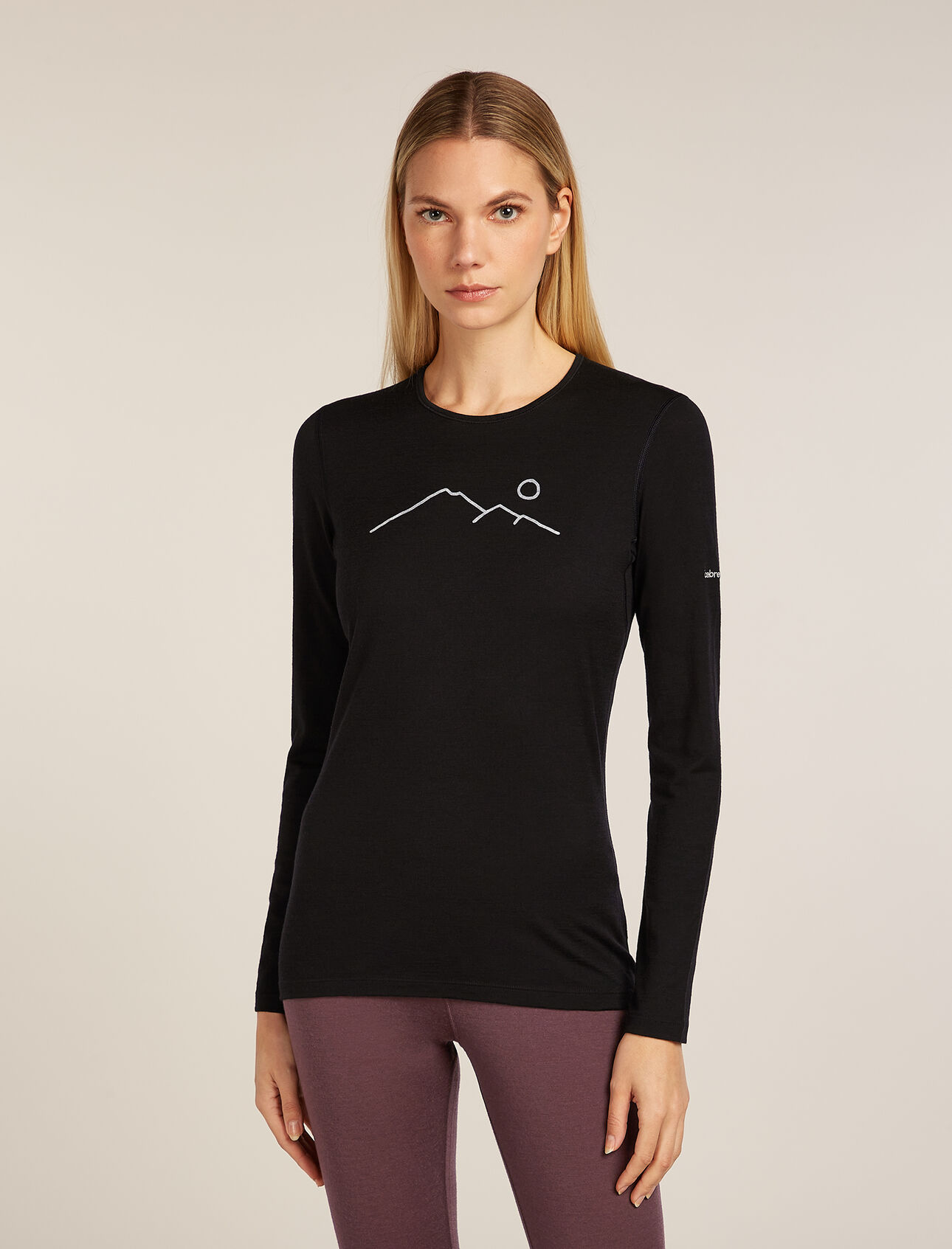 Dames 200 Oasis thermische top Rainer Ridge met ronde hals en lange mouwen De Merino 200 Oasis Crewe Rainer Ridge met lange mouwen is een comfortabele base layer top die het hele jaar door de perfecte basis vormt voor laagjes. Het originele ontwerp heeft een lijntekening van Mt. Rainier (Tahoma) in de Pacific Northwest van de VS. 