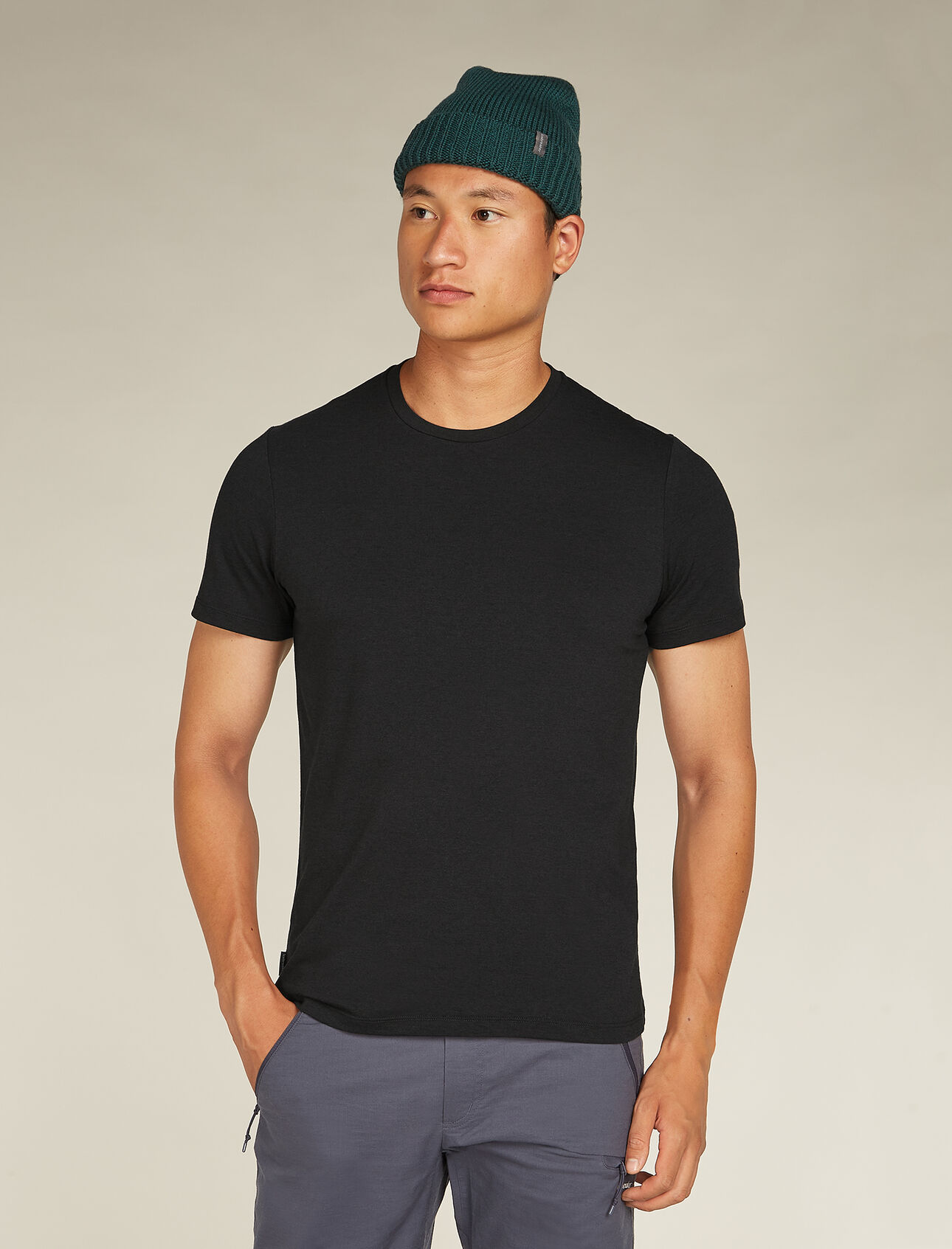 T-shirt manches courtes mérinos Central Classic Homme Haut polyvalent et confortable en toutes circonstances, le t-shirt manches courtes Central Classic est composé d’un mélange durable de laine mérinos naturelle et de coton biologique doux. 