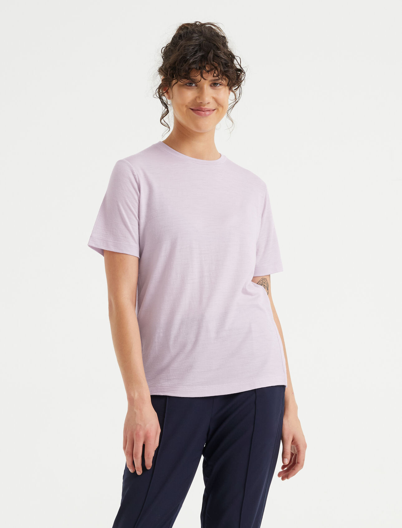 Dam T-shirt i merino Merino t-shirt är en otroligt mångsidig tröja med mjukt, ventilerande jerseytyg i 100% merino, vilket ger en naturligt ventilerande komfort när du är i farten. 