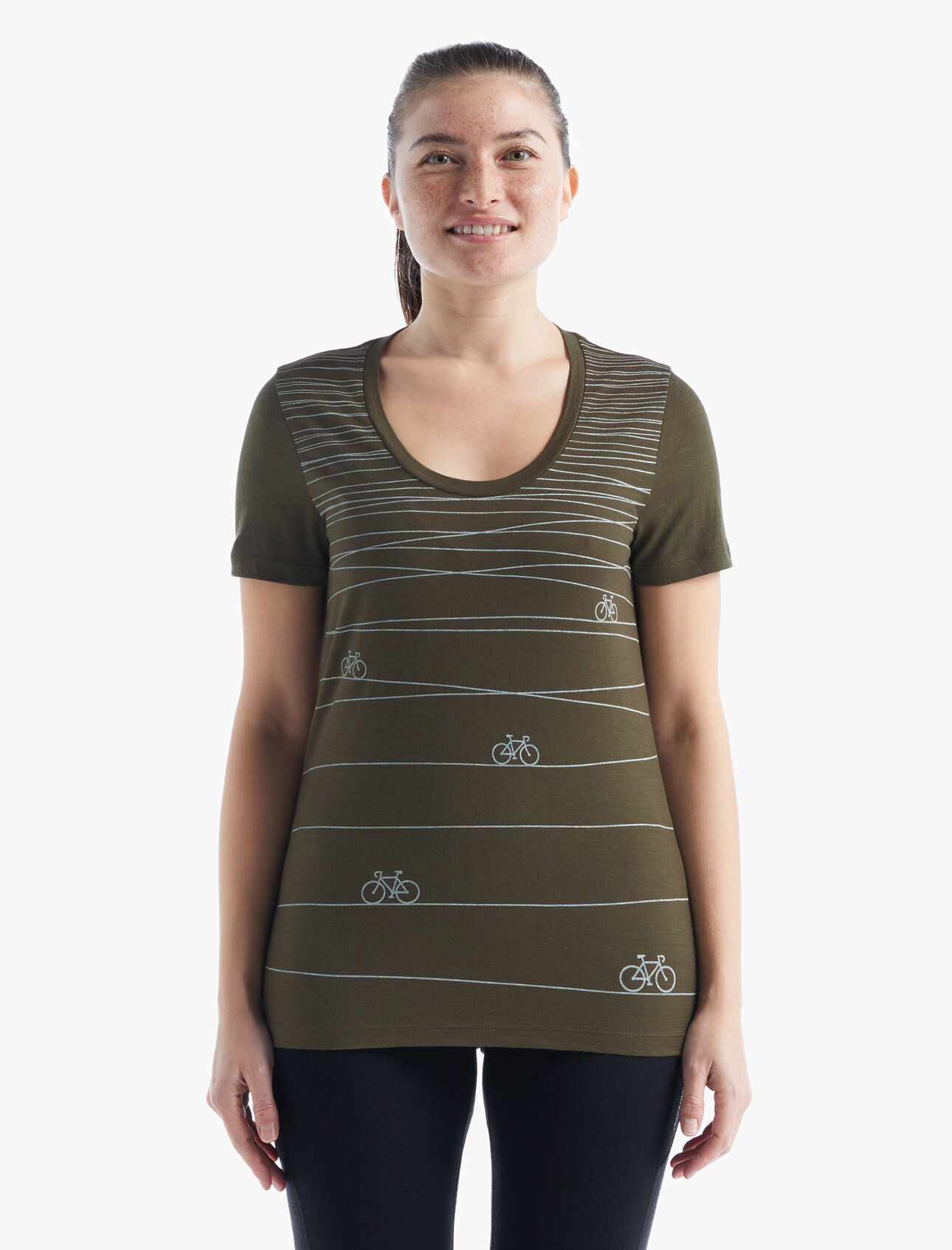 Merino Tech Lite II T-Shirt mit U-Ausschnitt Hill Sprint Damen Unser vielseitiges technisches Merino T-Shirt, das dich bei jedem Abenteuer mit Komfort, Atmungsaktivität und Geruchsneutralität begleitet, das kurzärmlige Tech Lite II T-Shirt mit U-Ausschnitt Hill Sprint überzeugt dank 100% Merinowolle durch natürliche Performance. Der originelle Print ist durch einen langen und stetigen Anstieg auf dem Rad inspiriert. 