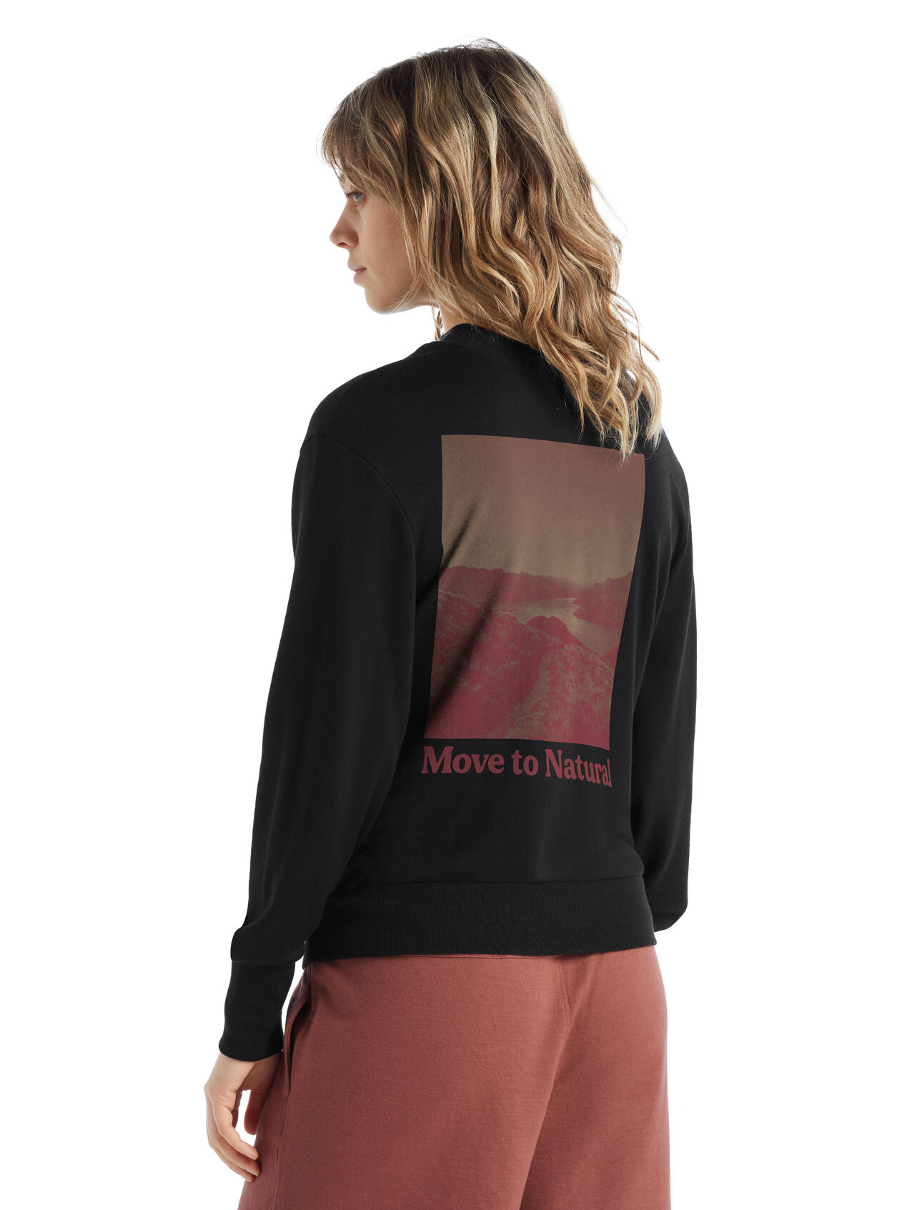 Womens Merino Trailscape Long Sleeve Sweatshirt Pure Heights An everyday merino sweatshirt featuring a retro-inspired print, the Trailscape Long Sleeve Sweatshirt Pure Heights features a 100% merino wool body for natural breathability and incredible comfort. A retro-inspired print of a trail near Queenstown, New Zealand graces the back.