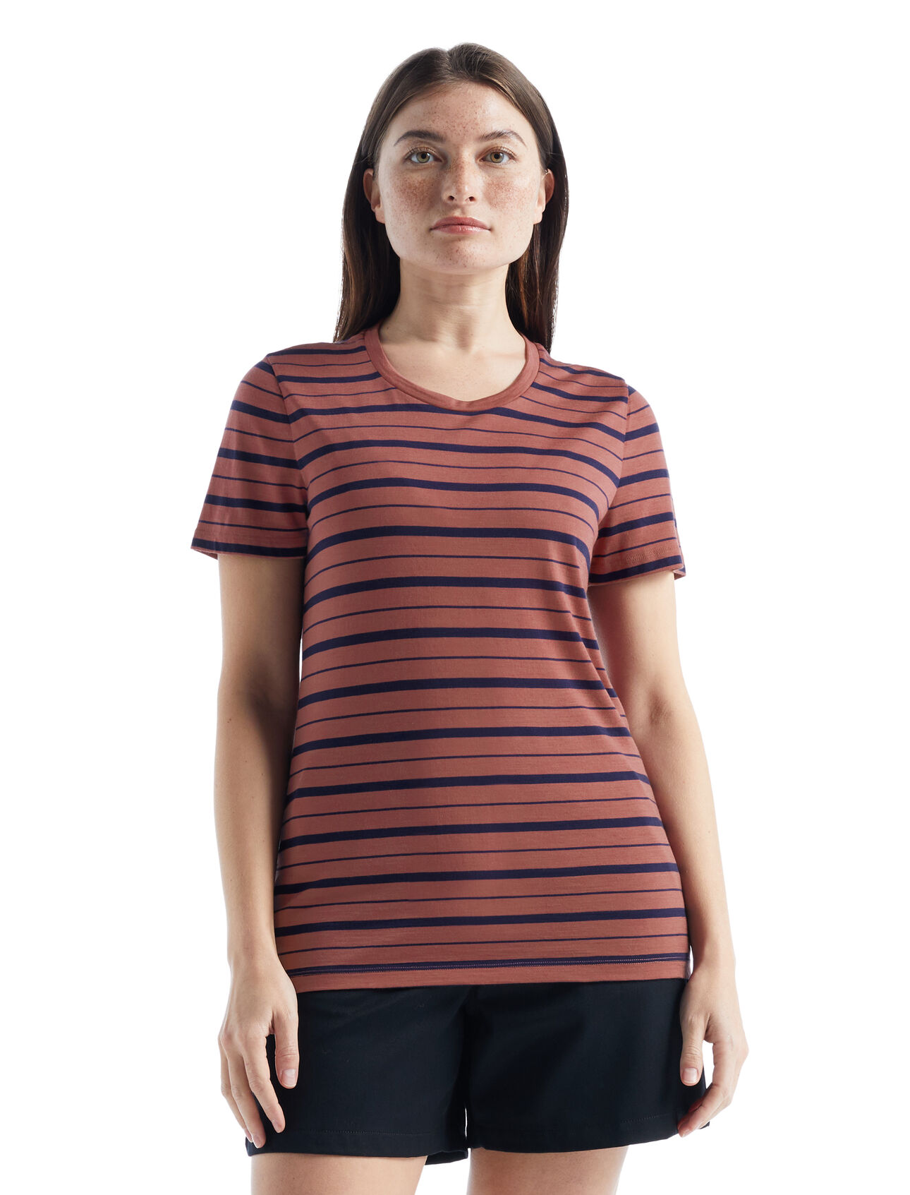 Dámské Merino tričko s krátkým rukávem Wave Stripe Klasické, lehké tričko s krátkým rukávem Wave Stripe je vyrobeno z naší prodyšné a zcela přírodní žerzejové merino směsi Cool-Lite™ a perfektně se tak hodí do teplého počasí.