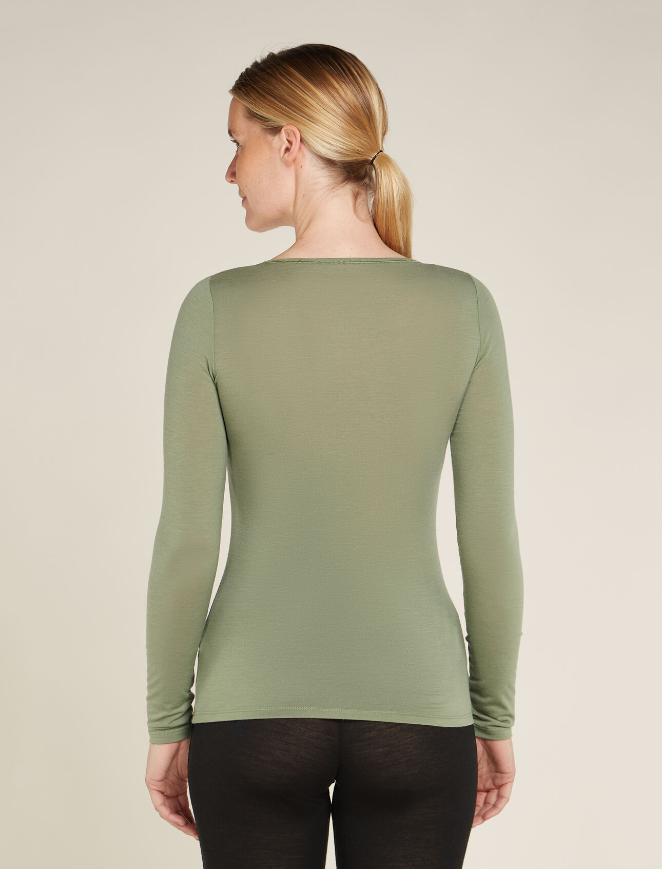 Womens Merino 150 Siren Long Sleeve Sweetheart Top A soft and stretchy long sleeve T-shirt for everyday comfort and layering, the Siren Long Sleeve Sweetheart features a slim fit and our corespun merino wool blend fabric.