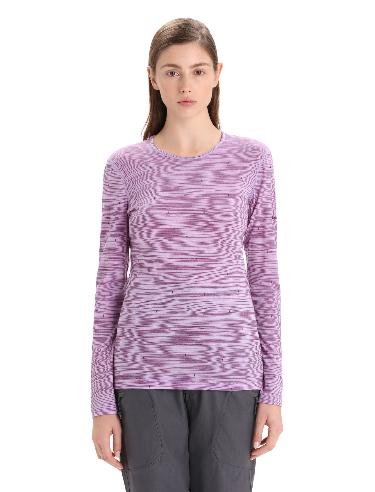 dla kobiet Koszulka Oasis z wełny merino 200 z długim rękawem i okrągłym dekoltem, Ski Tracks Koszulka 200 Oasis Ski Stripes z długim rękawem i okrągłym dekoltem, wyznaczająca nowy standard odzieży funkcjonalnej, wykonana jest z naszej najbardziej wszechstronnej dzianiny dżersejowej z wełny merino, która doskonale sprawdza się do noszenia warstwowego o każdej porze roku i podczas każdej aktywności. Graficzny nadruk na całej powierzchni czerpie inspirację z artystycznej interpretacji śladów nart. 