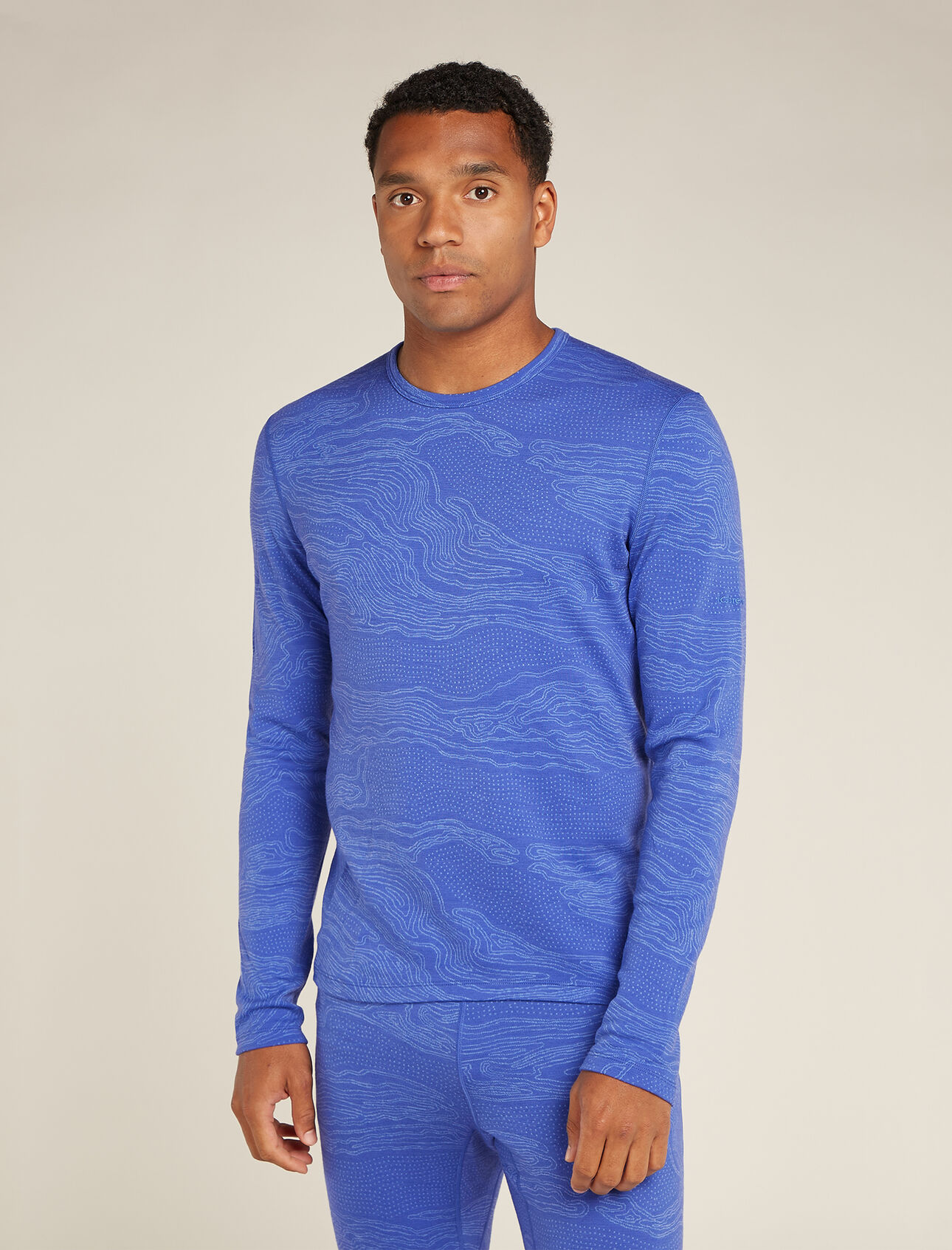 Merino 260 Vertex Thermo-Langarmshirt Snow Guide Herren Ein unglaublich warmer Base Layer aus Merinowolle für die kältesten Monate des Jahres, das Merino 260 Vertex Langarmshirt Snow Guide ist ein grundlegendes Oberteil für ein Winterschichtensystem – ideal zum Skifahren, Schneeschuhwandern und für andere Kaltwetterabenteuer. Das Allover-Muster erinnert mit seiner Struktur an Skispuren, Wanderwege und Höhenlinien auf einer topografischen Karte. 