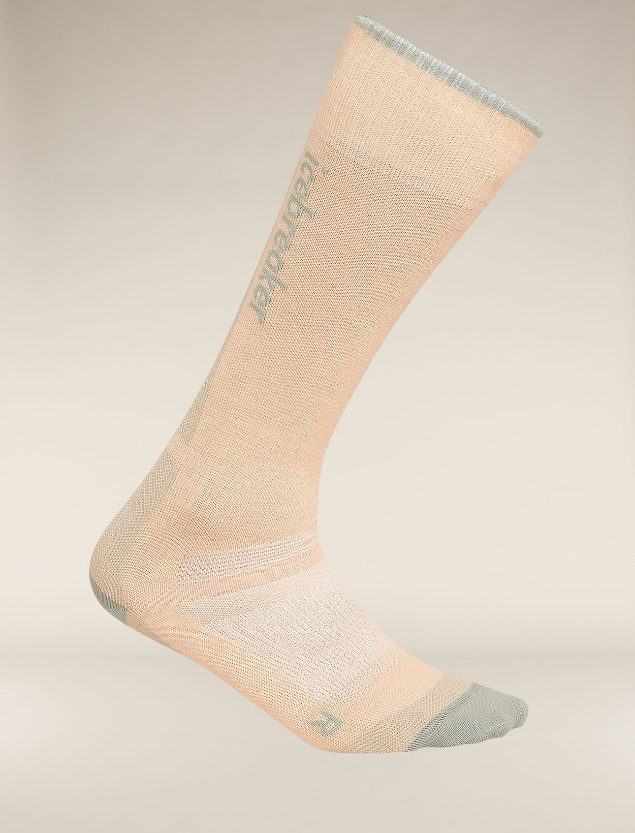 Chaussettes Ski+ Ultralight Over The Calf en mérinos Femmes Chaussettes de ski à coussinage minimal conçues pour skier en station ou en pleine montagne, les mi-bas grammage ultra-léger mérinos Ski+ sont composés d’un mélange durable et respirant à base de laine mérinos.