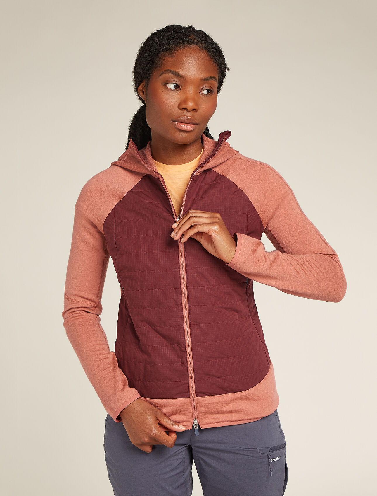Veste zippée à capuche manches longues mélange mérinos Quantum Hybrid Femme Nous avons ajouté l’isolation végétale Lyoloft à notre couche intermédiaire préférée en mélange de laine mérinos pour concevoir la veste zippée à capuche manches longues mélange mérinos Quantum Hybrid, idéale pour les activités techniques par temps froid en montagne. 