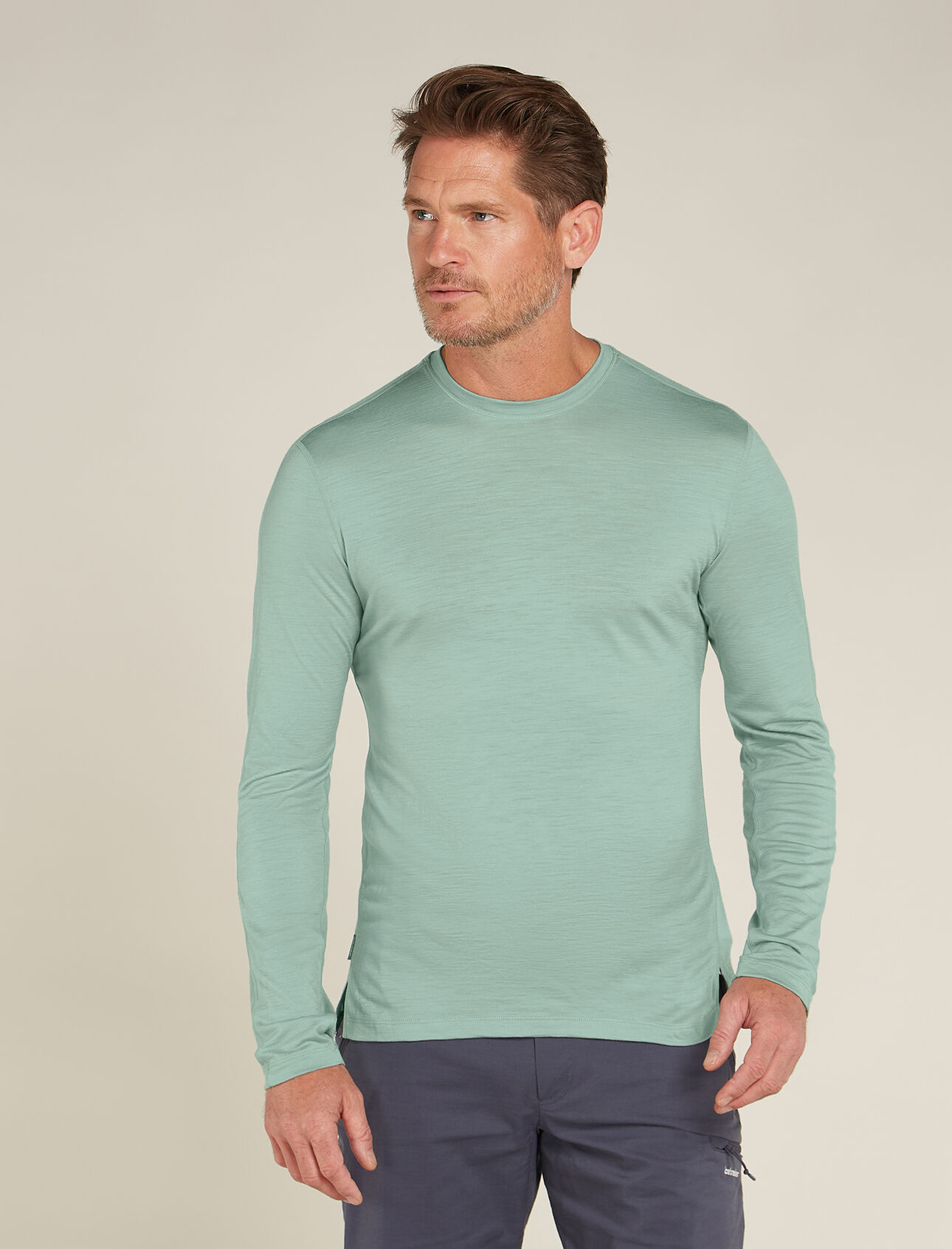 150 MerinoFine™ Ace Long Sleeve T-Shirt Homme Haut de performance léger, polyvalent et conçu pour les activités très intenses, le t-shirt manches longues MerinoFine™ Ace est naturellement thermorégulant et résistant aux odeurs, grâce à son tissu entièrement composé de fibres ultra-fines de laine mérinos.