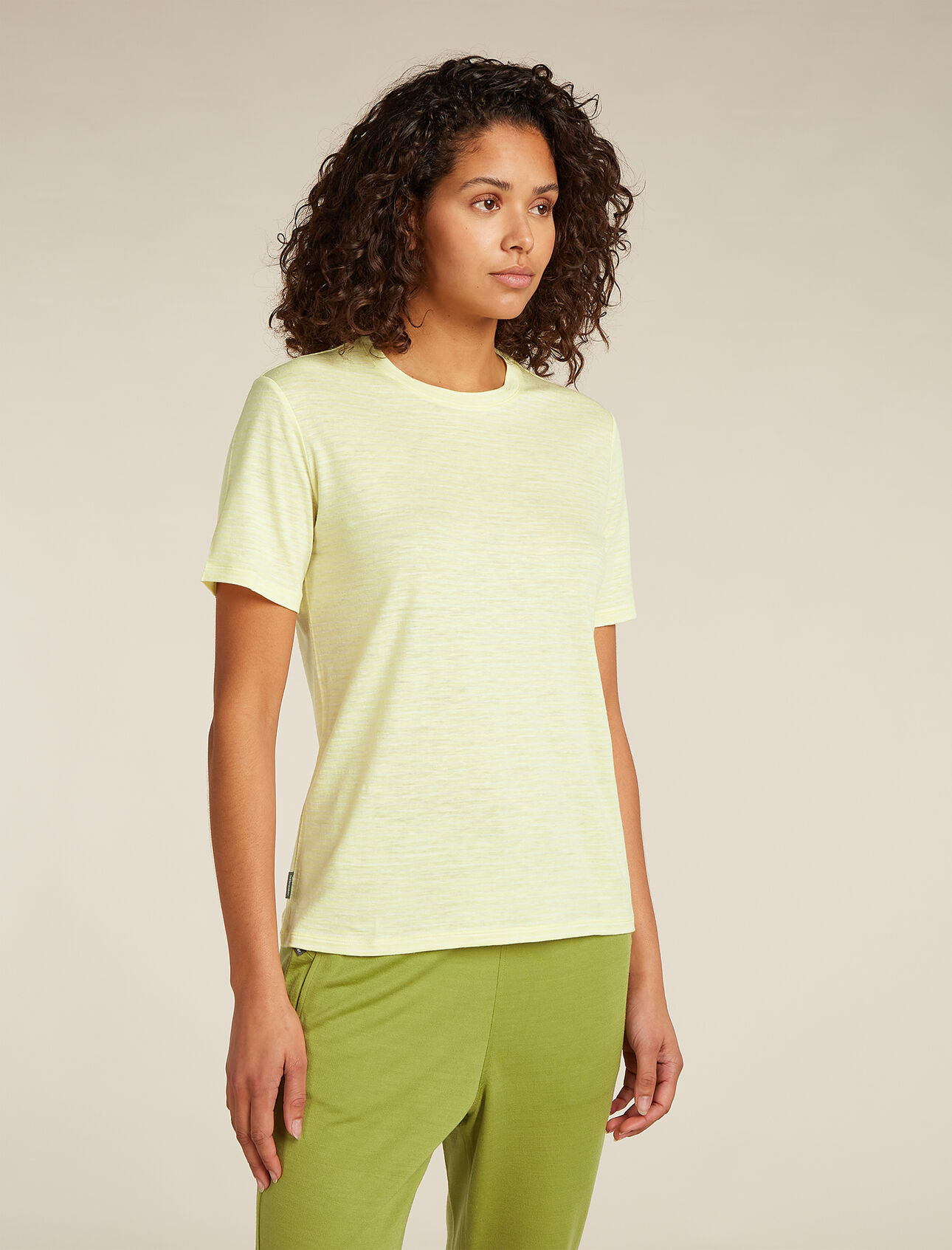 T-shirt mérinos-lin Stripe Femme Haut léger composé d’un mélange doux de laine mérinos et de lin, le t-shirt manches courtes mérinos/lin Stripe est une pièce essentielle pour le confort et l’élégance au quotidien. 