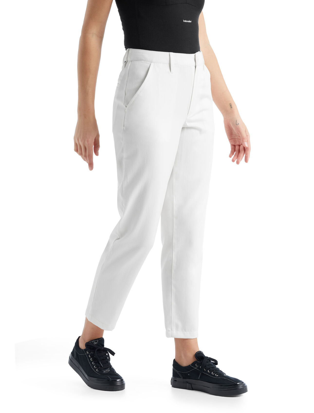 Pantalon mérinos Berlin Femme Chino classique et polyvalent, le pantalon Berlin est composé d’un mélange unique et durable de laine mérinos et de coton biologique naturels.