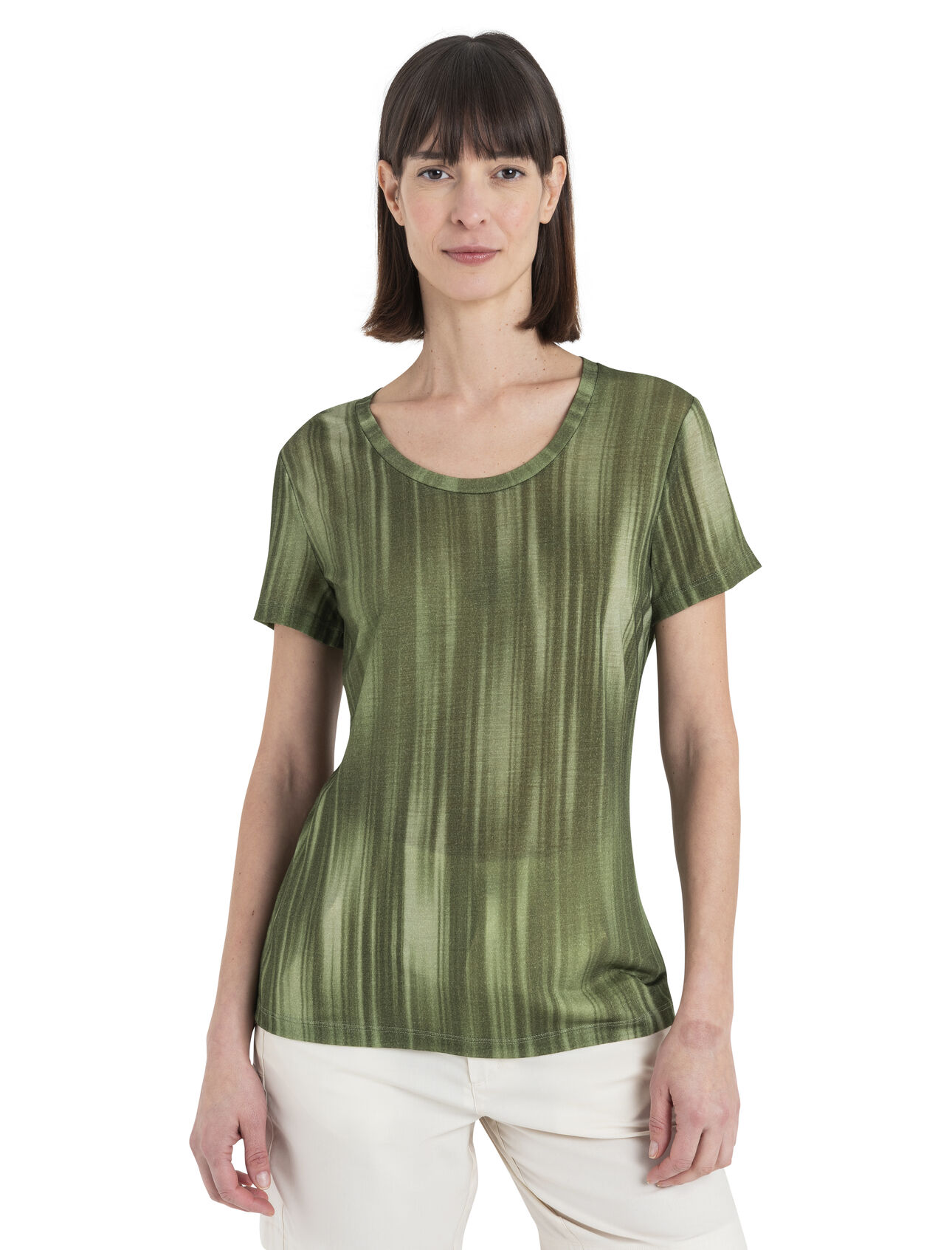 T-shirt encolure dégagée mérinos 150 Tech Lite III Light Reflections Femme Haut technique ultra-polyvalent vous apportant confort, respirabilité et résistance aux odeurs dans vos aventures tout au long de l’année, le t-shirt manches courtes encolure dégagée Tech Lite III Light Reflections AOP est composé de laine 100 % mérinos pour une performance naturelle. L’imprimé sur tout le t-shirt utilise un motif numérique inspiré des reflets du soleil à la surface d’un lac de montagne. 