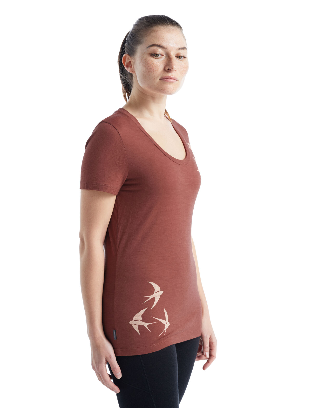 Merino Tech Lite II T-Shirt mit U-Ausschnitt Swarming Shapes Damen Unser vielseitiges technisches Merino T-Shirt, das dich bei jedem Abenteuer mit Komfort, Atmungsaktivität und Geruchsneutralität begleitet, das kurzärmlige Tech Lite II T-Shirt mit U-Ausschnitt Swarming Shapes überzeugt dank 100% Merinowolle durch natürliche Performance. Der originelle Print ist durch eine Murmuration – das natürliche Schwarmverhalten von Vögeln – inspiriert. 