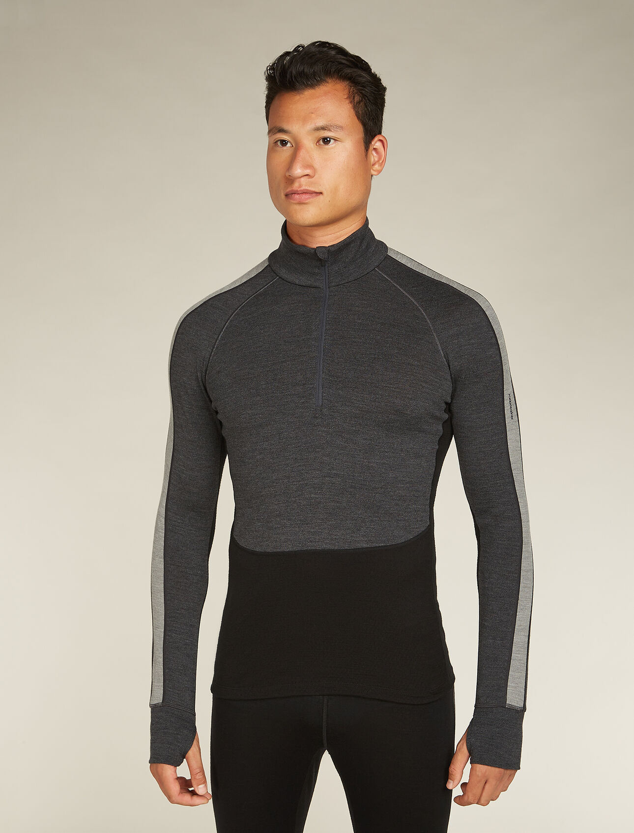 Maglia a maniche lunghe e zip corta in lana merino 260 ZoneKnit™ Uomo Base layer pesante, ideata per favorire la termoregolazione durante le attività fisiche ad alta intensità, la Maglia a maniche lunghe con zip corta 260 ZoneKnit™ è realizzata in lana merino naturale e pura al 100%. 