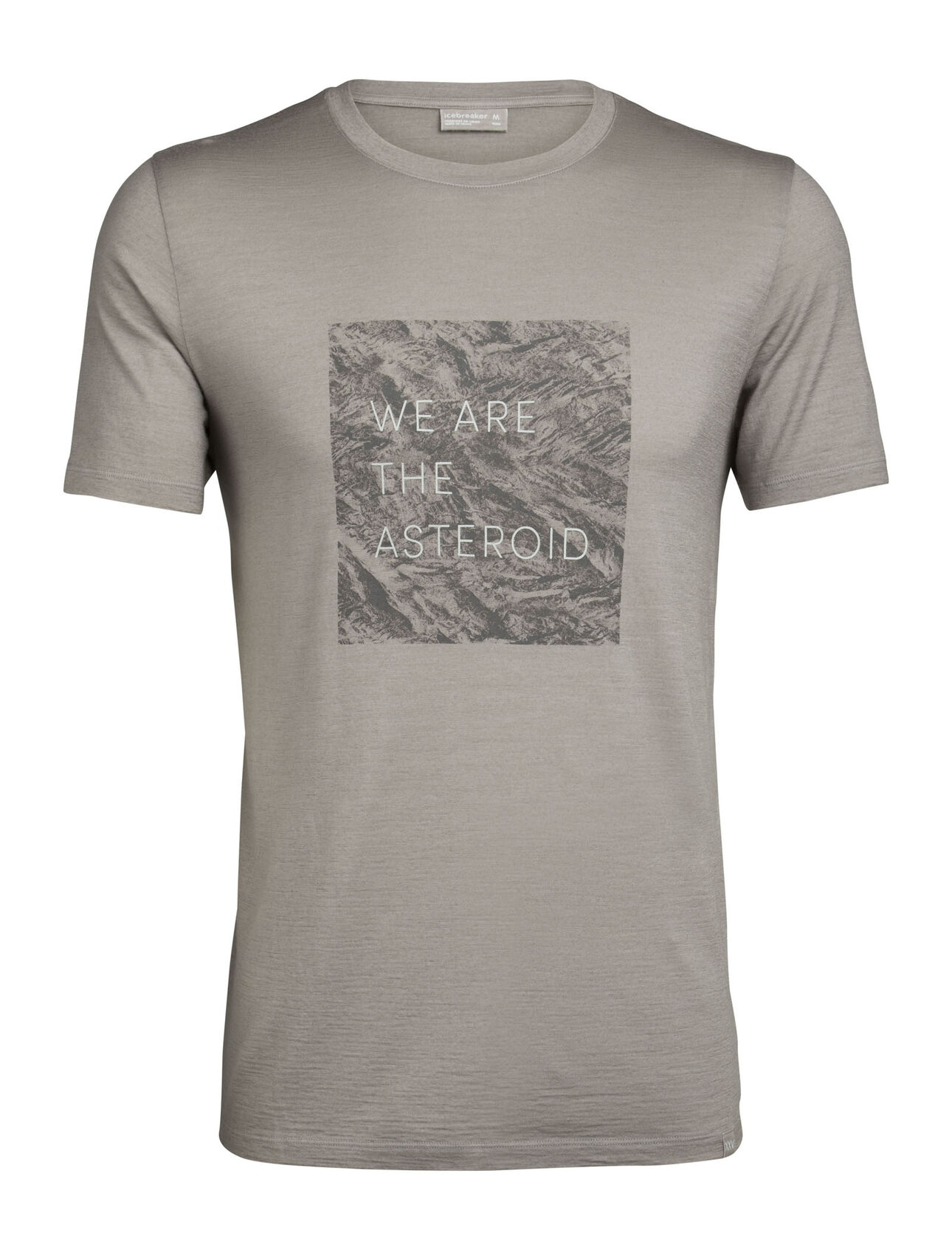 Merino Nature Dye 200 T-Shirt Asteroid English Herren Teil unserer Limited-Edition-Artist-Serie, das Nature Dye 200 T-Shirt Asteroid English beeindruckt mit exklusiven Künstlermotiven und wird mit Pflanzenpigmenten gefärbt. 