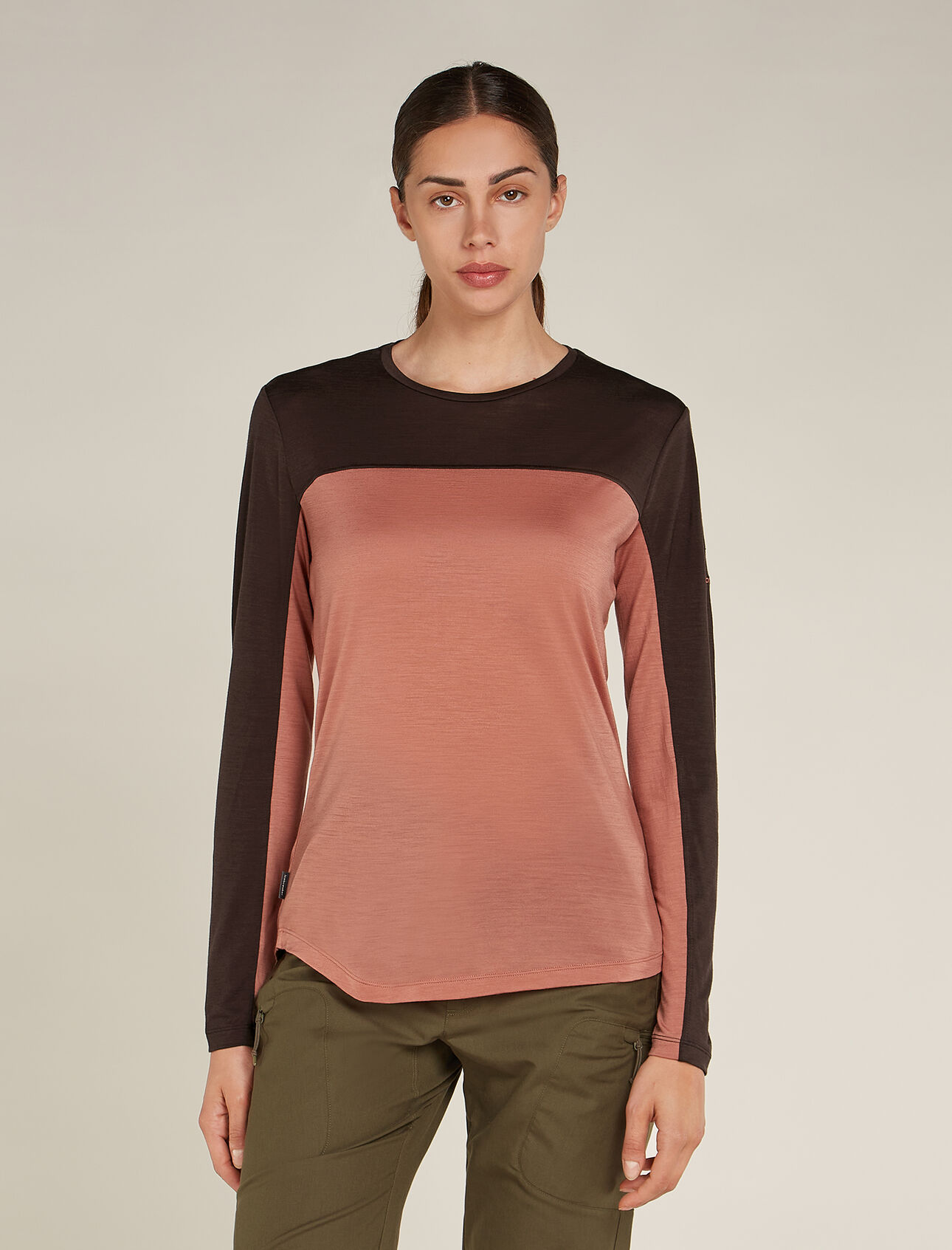 T-shirt a maniche lunghe in misto di lana merino 125 Cool-Lite™ Sphere Colour Block Donna Morbida, confortevole e versatile per una vasta gamma di attività sportive, la Maglietta a maniche lunghe in misto di lana merino 125 Cool-Lite™ Sphere Color Block è caratterizzata dal nostro jersey leggero di misto di lana merino Cool-Lite™. Il design a color block offre un look per sentirsi più attivi dentro e fuori. 