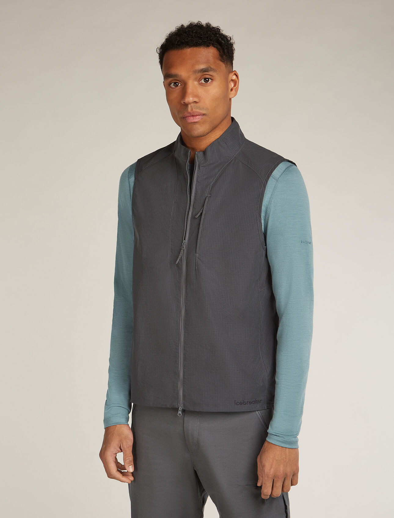 Coupe-vent sans manches coton Shell+™ Elevation Homme Alternative naturelle aux couches techniques synthétiques, le gilet coupe-vent coton Shell+ Elevation protège du vent et des précipitations légères grâce à sa membrane 100 % coton avec finition déperlante (traitement DWR) sans PFC. 