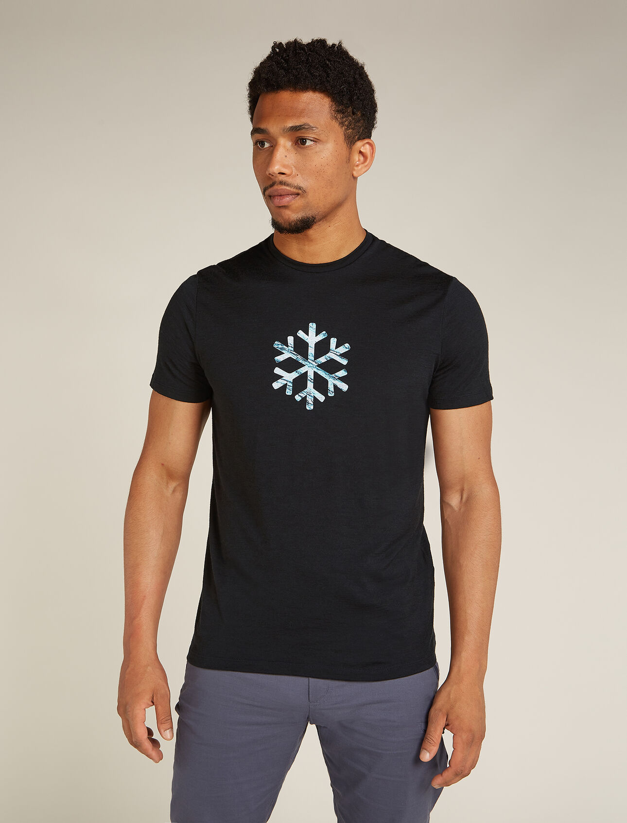 Herr 150 Tech Lite kortärmad t-shirt i merino Protect Our Winters Vår mångsidiga 150 Tech Lite kortärmad t-shirt i merino Protect Our Winters är en teknisk tröja som erbjuder komfort, ventilering och odörhämmande egenskaper för äventyr i alla väder. Den är tillverkad av 100 % merino med helt naturlig prestanda. Denna t-shirt ingår i en samarbetskollektion med Protect Our Winters och symboliserar vår gemensamma ambition att skapa verklig förändring genom handling. 