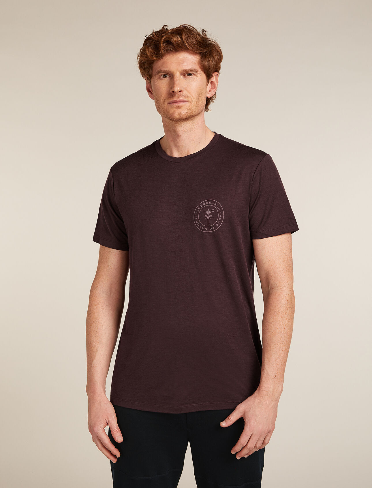para hombre Camiseta de manga corta Merino 150 Tech Lite Hike Naturally La camiseta de manga corta Merino 150 Tech Lite Hike Naturally está confeccionada con 100 % lana merina para ofrecer un alto rendimiento de manera totalmente natural. Se trata de nuestra camiseta técnica más versátil, que garantiza la comodidad, favorece la transpiración y resiste los olores, características que podrás disfrutar en cualquier época del año. El original diseño gráfico de la camiseta, obra de Kinsey Hotchkiss, se inspira en los tradicionales diseños de los parches de senderismo. 