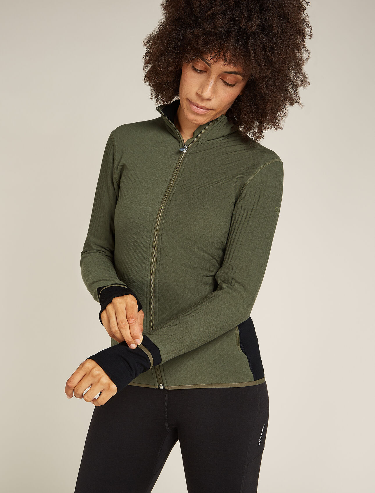 Descender Long Sleeve Zip Jacket Femme Couche intermédiaire technique conçue pour les journées froides et actives en plein air, la veste zippée manches longues Descender est composée de notre polaire RealFleece™ douce en mélange de laine mérinos.