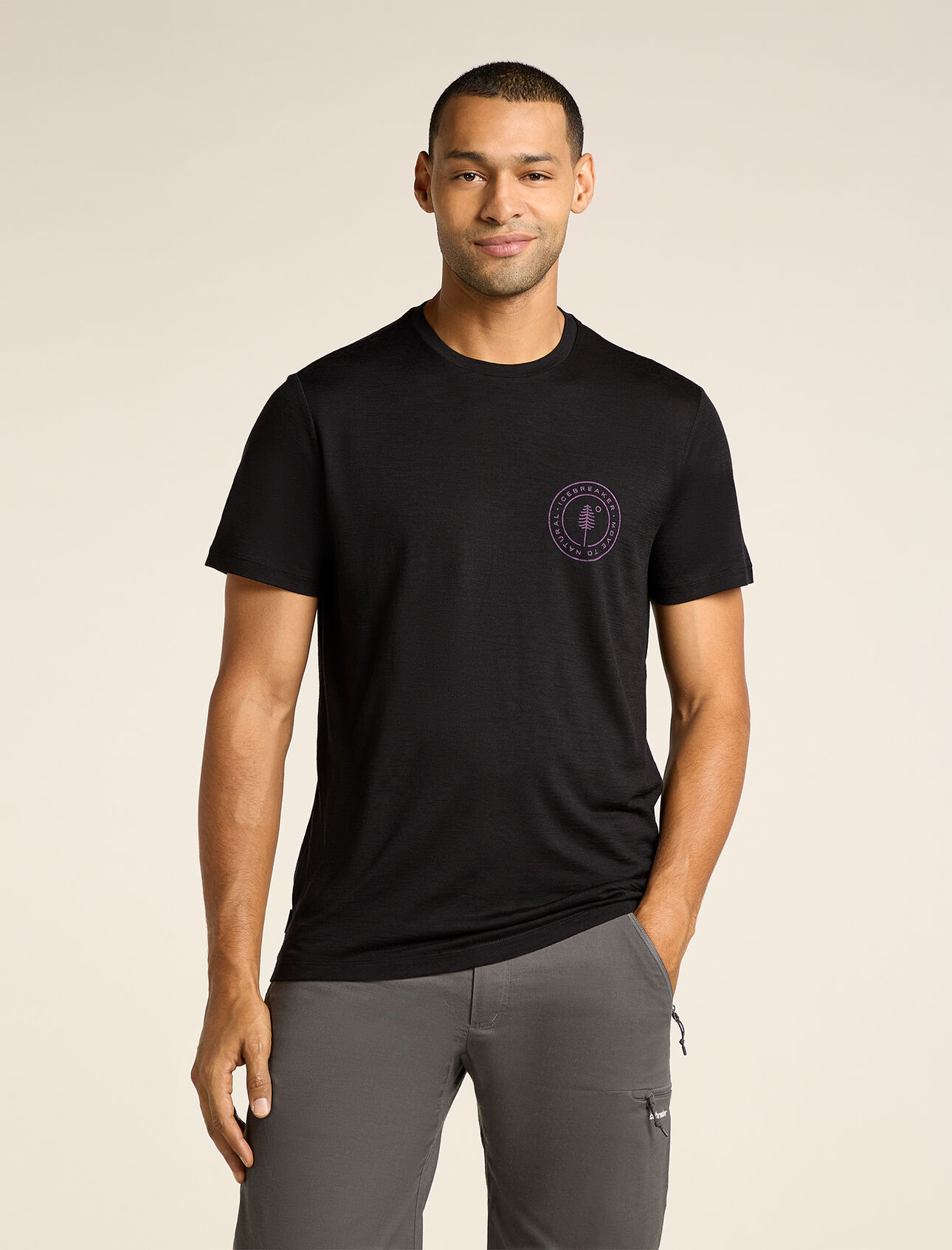 T-shirt manches courtes mérinos 150 Tech Lite Hike Naturally Homme Haut technique ultra-polyvalent vous apportant confort, respirabilité et résistance aux odeurs dans vos aventures tout au long de l’année, le t-shirt manches courtes mérinos 150 Tech Lite Hike Naturally est composé de tissu 100 % mérinos pour une performance naturelle. L’illustration originale de Kinsey Hotchkiss s’inspire des motifs traditionnels des patchs de randonnée. 