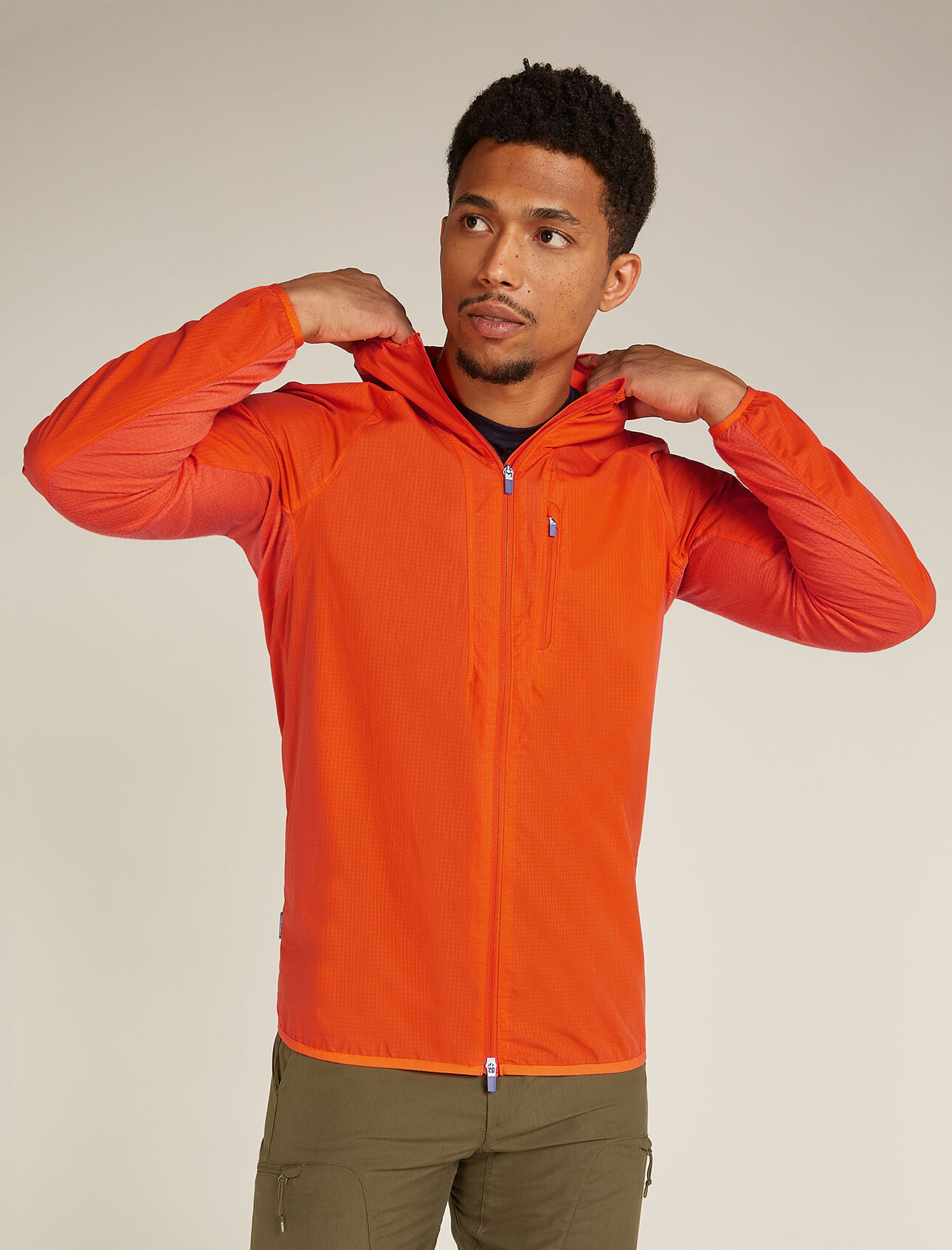 Shell+™ Merino Cotton Windbreaker Herren Ein leichtgewichtiger Layer, der bei alpinen Abenteuern gegen Wind und leichten Regen schützt, der Shell+™ Cotton Windbreaker ist die natürliche Version von technischer Outdoorbekleidung. 