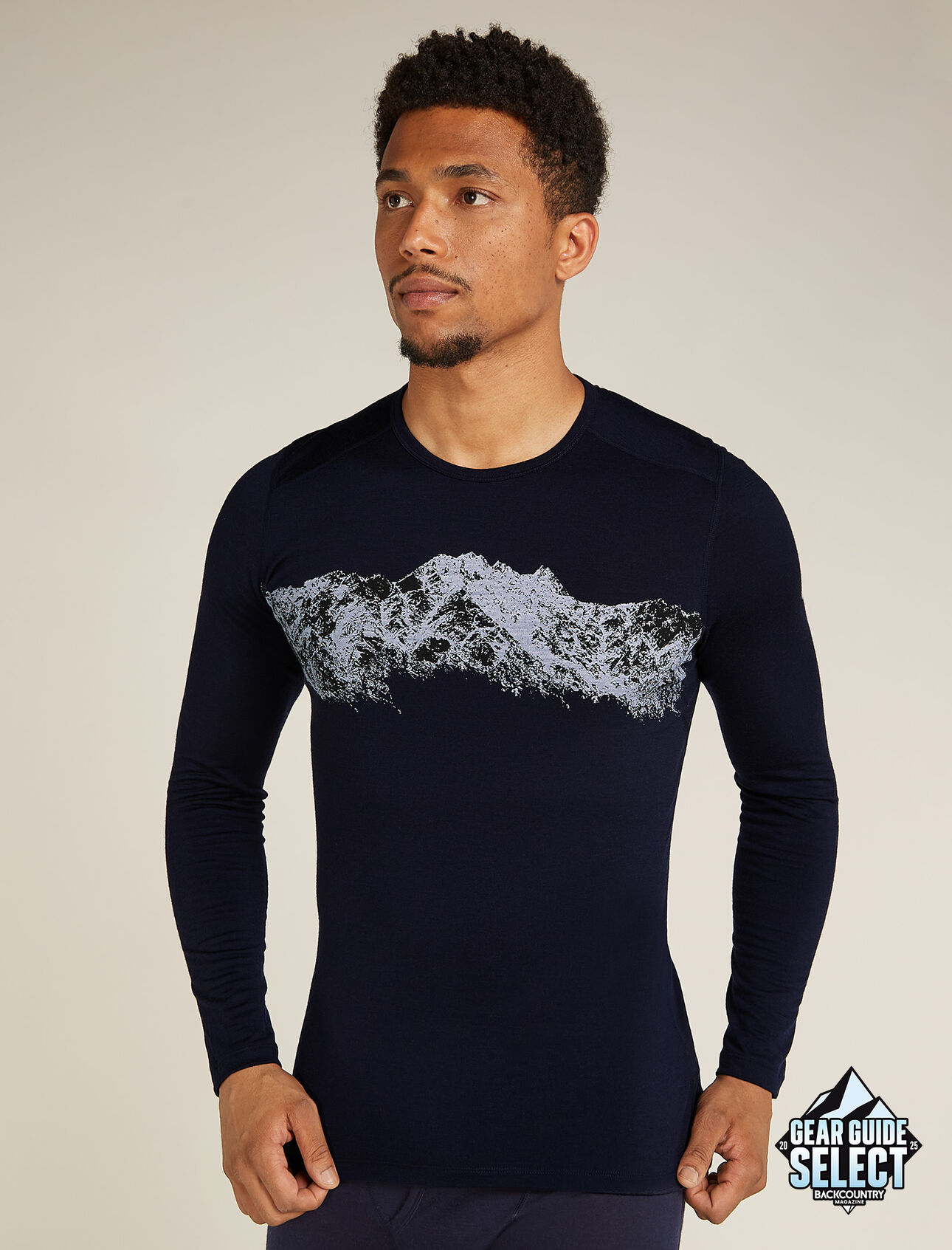 Merino 200 Oasis Thermo-Langarmshirt Top Remarkables Herren Der Maßstab, an dem alle anderen gemessen werden, das 200 Oasis Langarmshirt Remarkables besteht aus unserem äußerst vielseitigen Merinojersey und dient das ganze Jahr über bei sämtlichen Aktivitäten als funktioneller Layer. Der künstlerische Originalprint stellt die schneebedeckten Gipfel des Remarkable-Massivs in Neuseeland dar. 