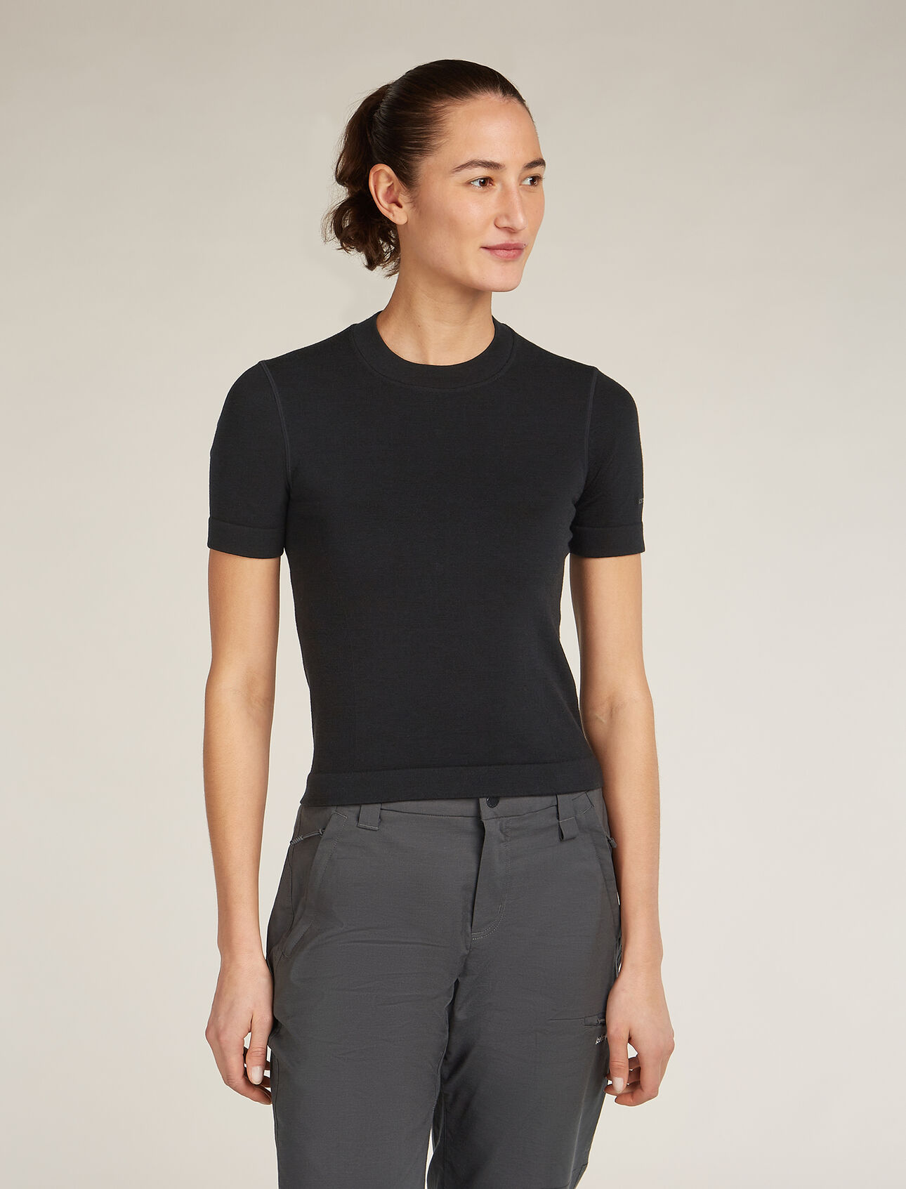 Haut thermique manches courtes col montant mélange mérinos 260 côtelé sans coutures Femme Alliant fonctionnalité, une coupe près du corps pour des performances dynamiques, un look et une sensation de dynamisme, le col haut manches courtes côtelé sans couture mélange mérinos 260 est composé d’un mélange de tissus extensibles et ajustés avec une construction sans couture et une taille haute pour un confort exceptionnel et une grande liberté de mouvement.  
