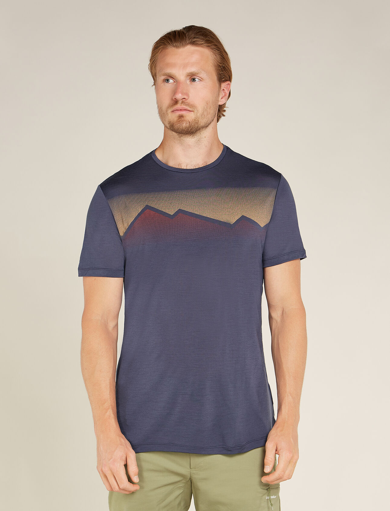 Herr 125 Cool-Lite™ Sphere kortärmad t-shirt i merinoblandning Radiant Peak 125 Cool-Lite™ Sphere kortärmad t-shirt i merinoblandning Radiant Peak är en mjuk, bekväm och mångsidig topp som passar till en rad olika aktiva äventyr. Den är tillverkad av vår lättviktiga merinoblandade Cool-Lite™-jersey. Det prestandainspirerade trycket återger det surrealistiska ögonblicket när morgonsolen börjar skina bakom bergen. 