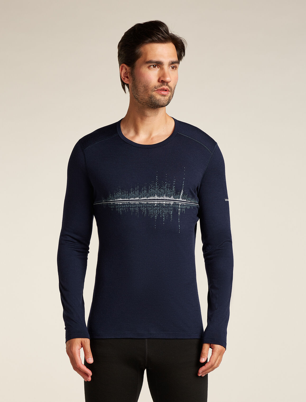 Merino 200 Oasis Thermo-Langarmshirt mit Rundhalsausschnitt Snow Wave Herren Setting the standard for all others to follow, the 200 Oasis Long Sleeve Crewe Snow Wave is icebreakers best-selling base layer—a versatile active top for year-round layering and everyday comfort. This top also features a photographic-style print of the snow-capped peaks of New Zealand's Remarkables Range.  
